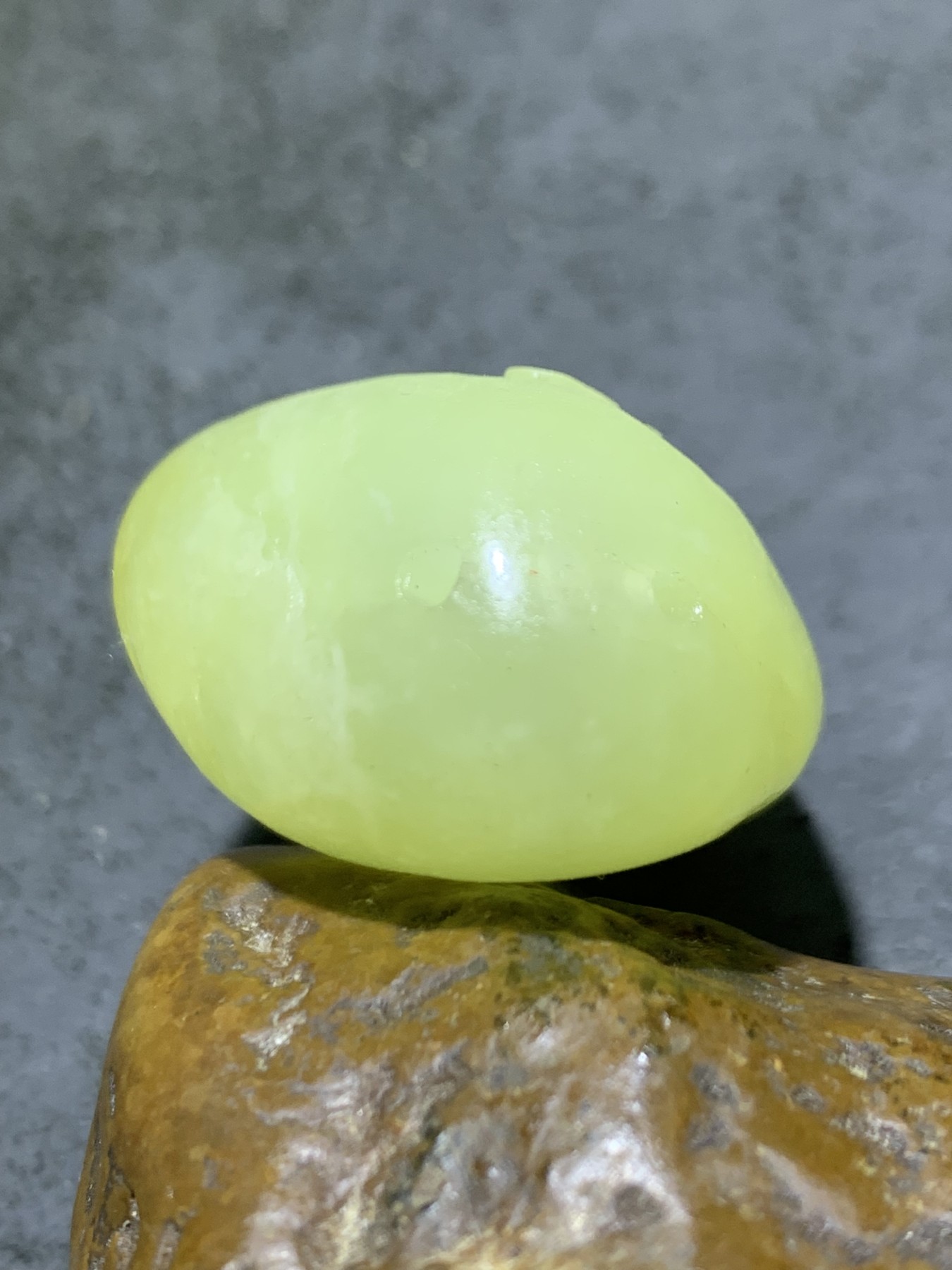 精美岫玉原石手工雕刻凡字吊坠（把件）一个，
