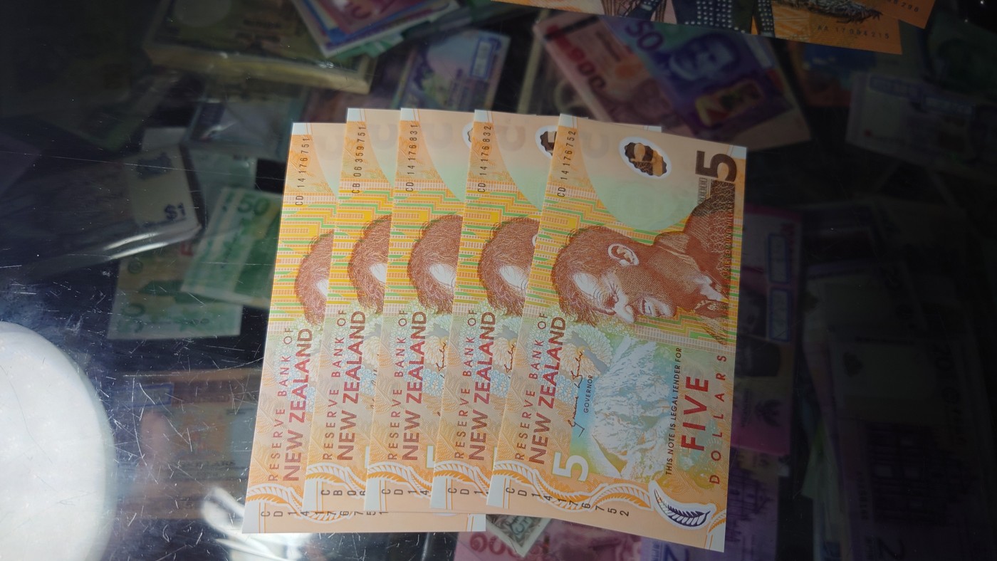 【世界钱币】精选微拍第70期暨2023年第十七期 多款塑料钞裸币超低价起拍 2014年新西兰5元 如图五张为一件 全新绝品