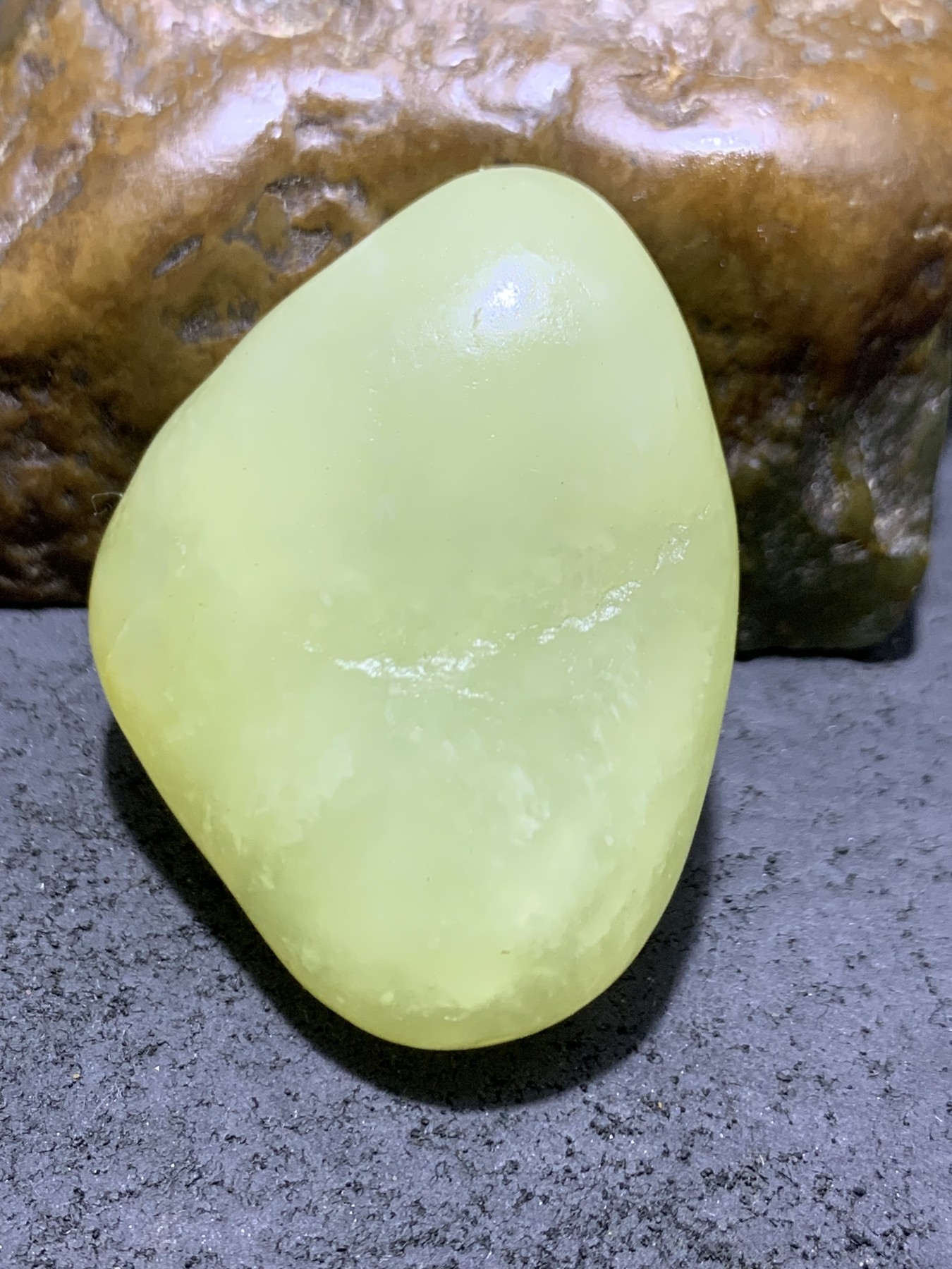 精美岫玉原石手工雕刻凡字吊坠（把件）一个，