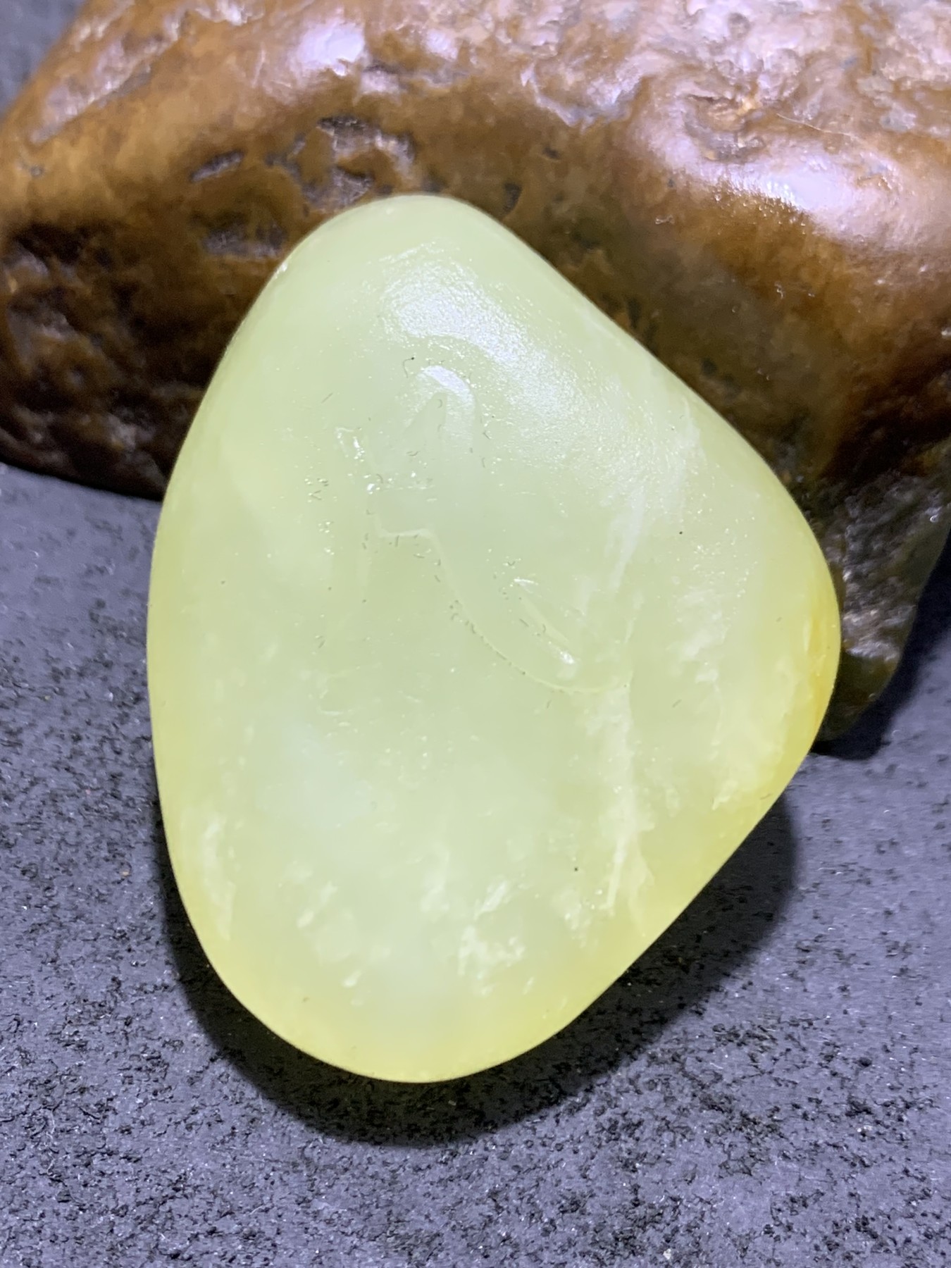 精美岫玉原石手工雕刻凡字吊坠（把件）一个，