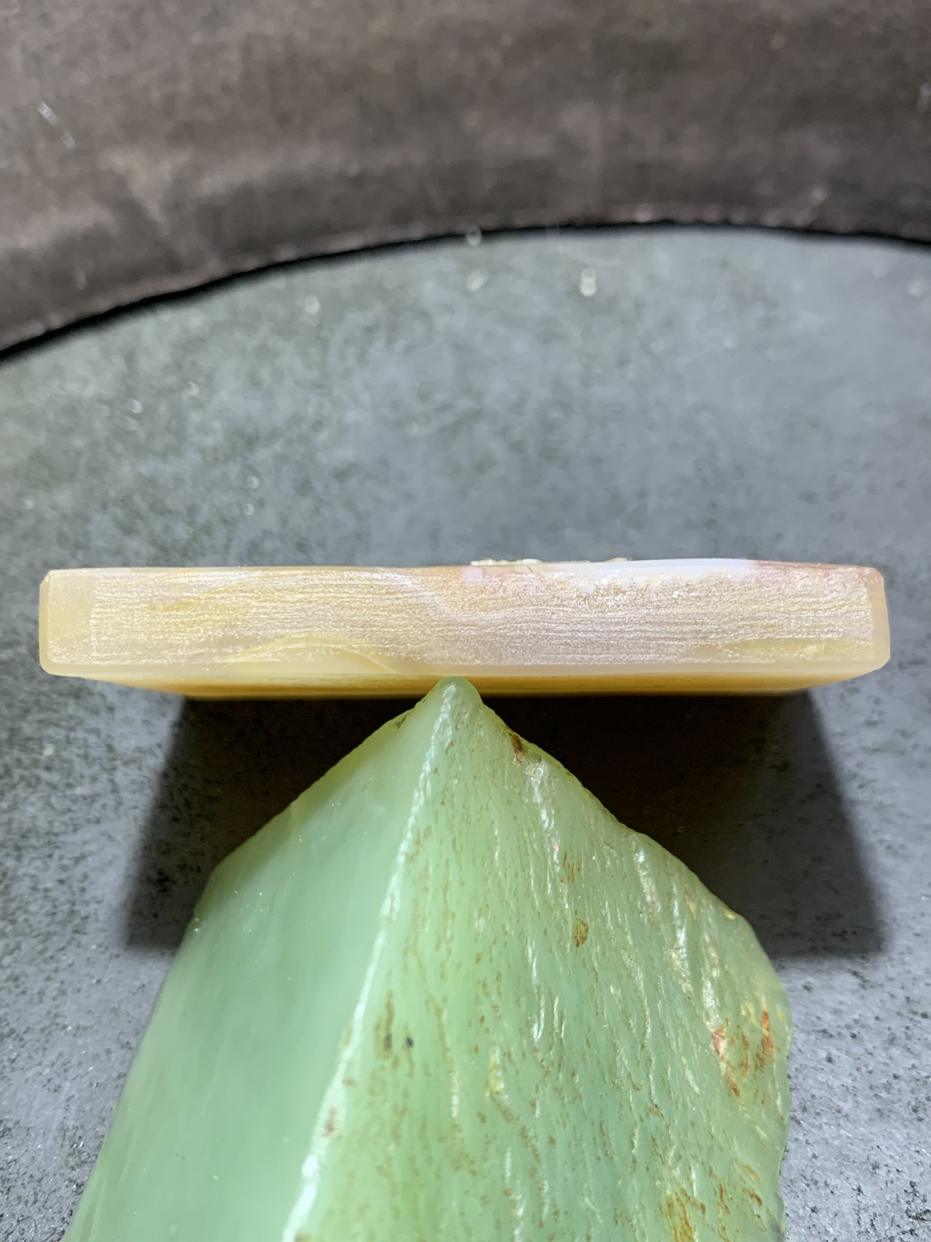 精美亚光高玉化巴西玛瑙手工俏色巧雕傲雪寒梅牌子吊坠（把件）一个，