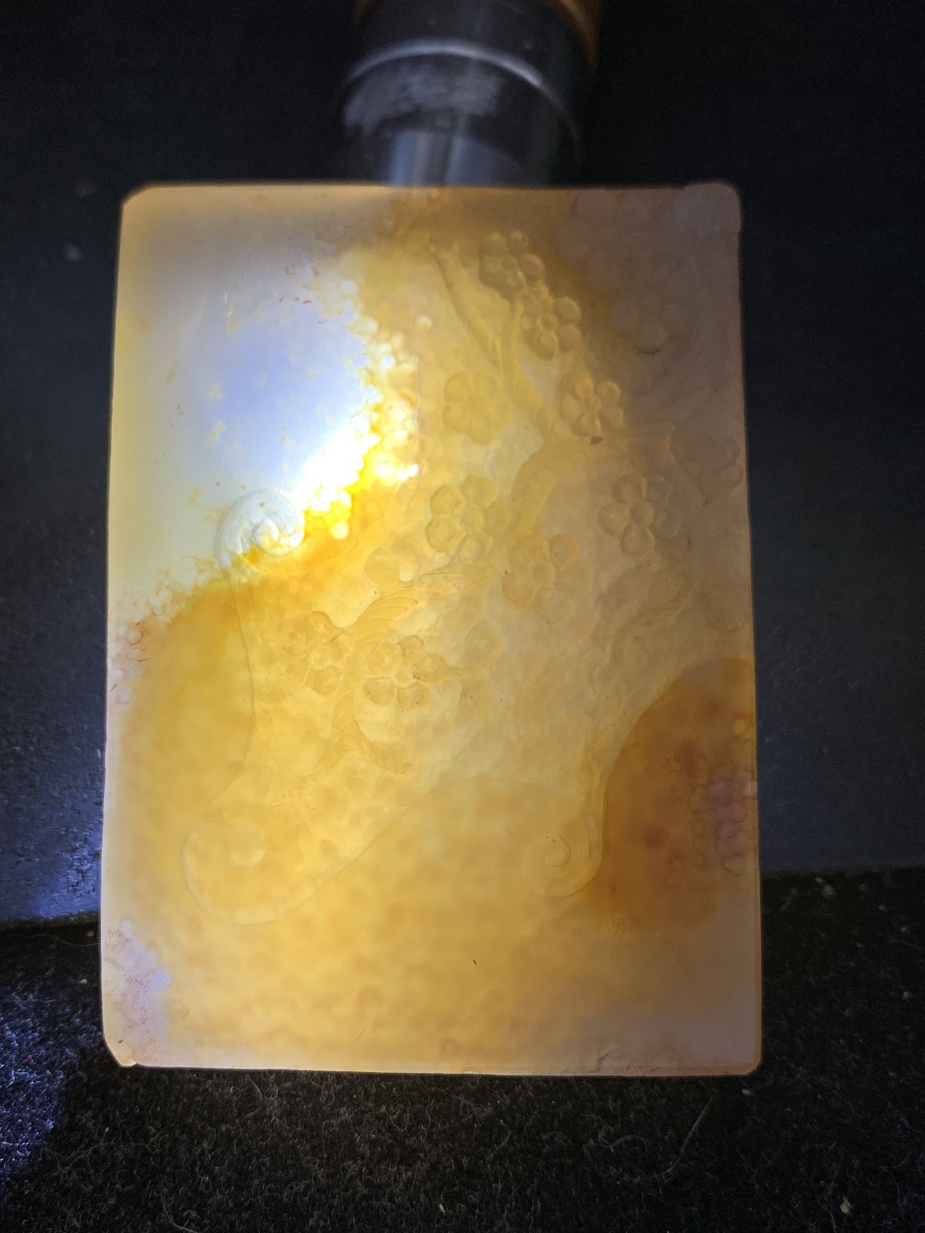 精美亚光高玉化巴西玛瑙手工俏色巧雕傲雪寒梅牌子吊坠（把件）一个，
