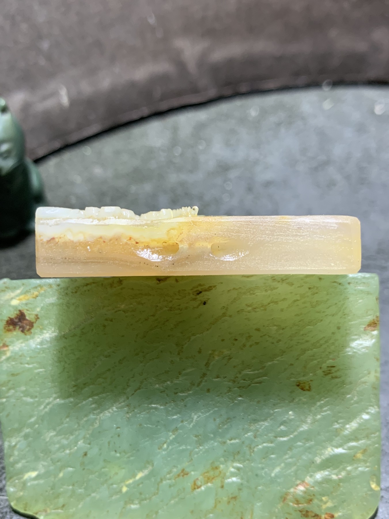 精美亚光高玉化巴西玛瑙手工俏色巧雕傲雪寒梅牌子吊坠（把件）一个，
