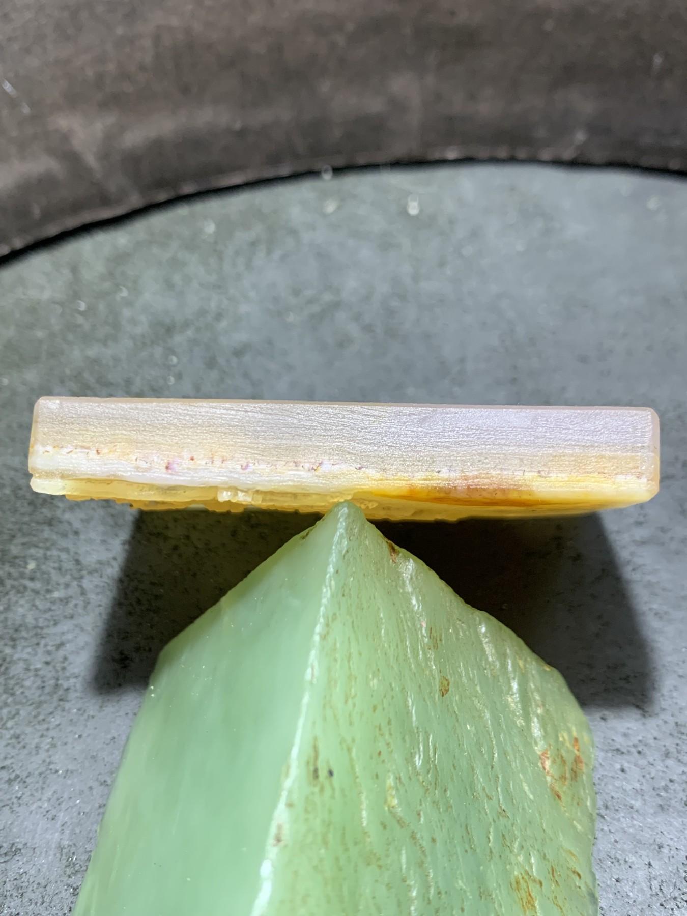 精美亚光高玉化巴西玛瑙手工俏色巧雕傲雪寒梅牌子吊坠（把件）一个，