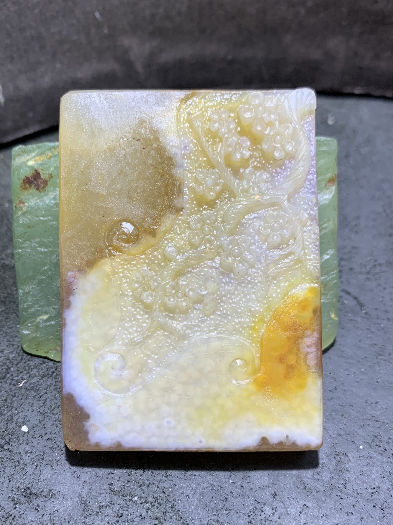 精美亚光高玉化巴西玛瑙手工俏色巧雕傲雪寒梅牌子吊坠（把件）一个，