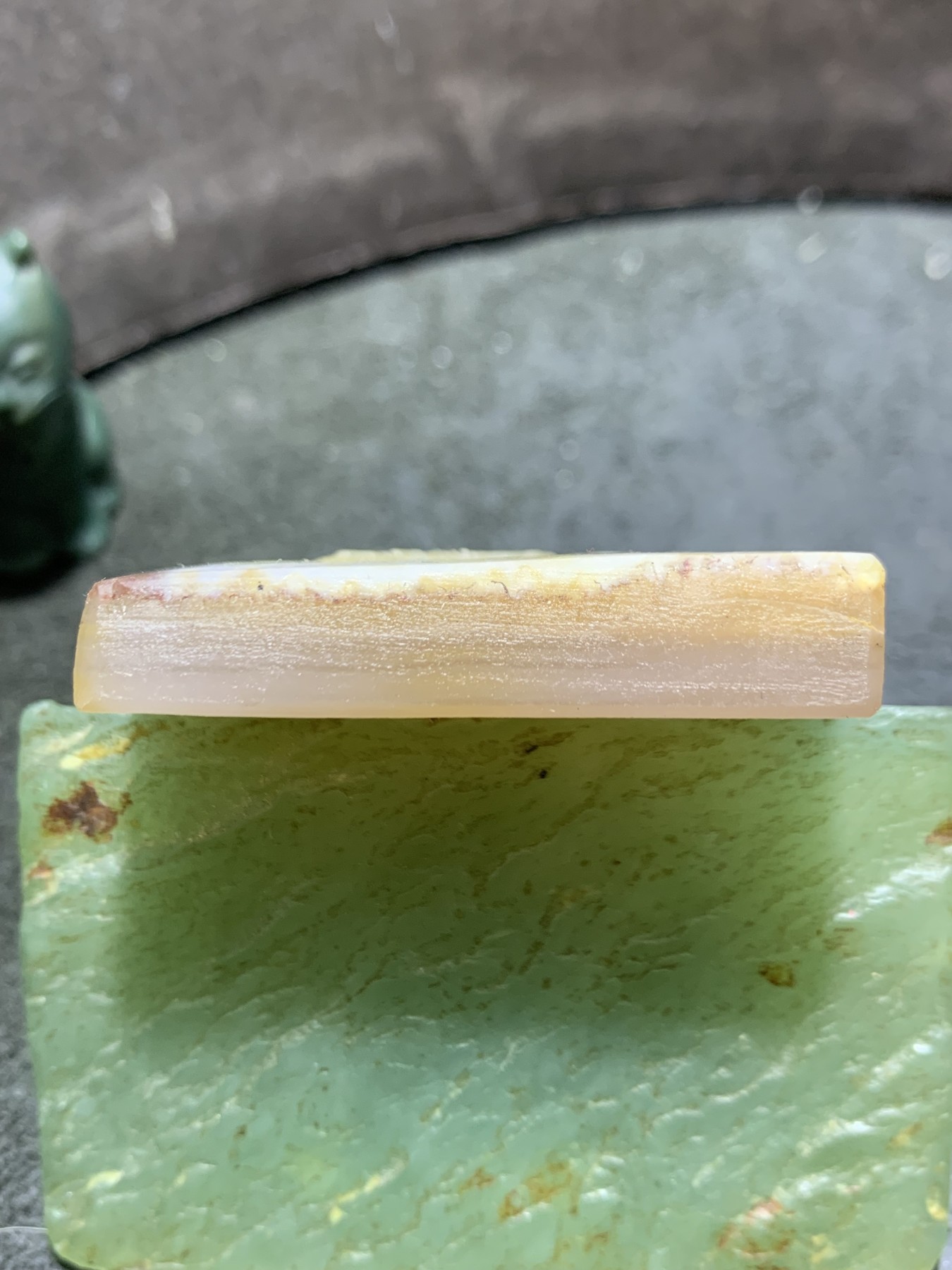 精美亚光高玉化巴西玛瑙手工俏色巧雕傲雪寒梅牌子吊坠（把件）一个，