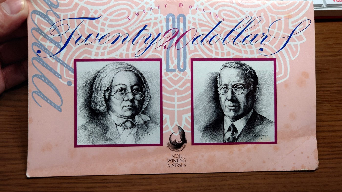 【世界钱币】精选微拍第70期暨2023年第十七期 多款塑料钞裸币超低价起拍 1994年澳大利亚20元塑料钞 原装册特别版 全新UNC号码001031(册子外壳有黄斑）【别的拍卖五六百成交】