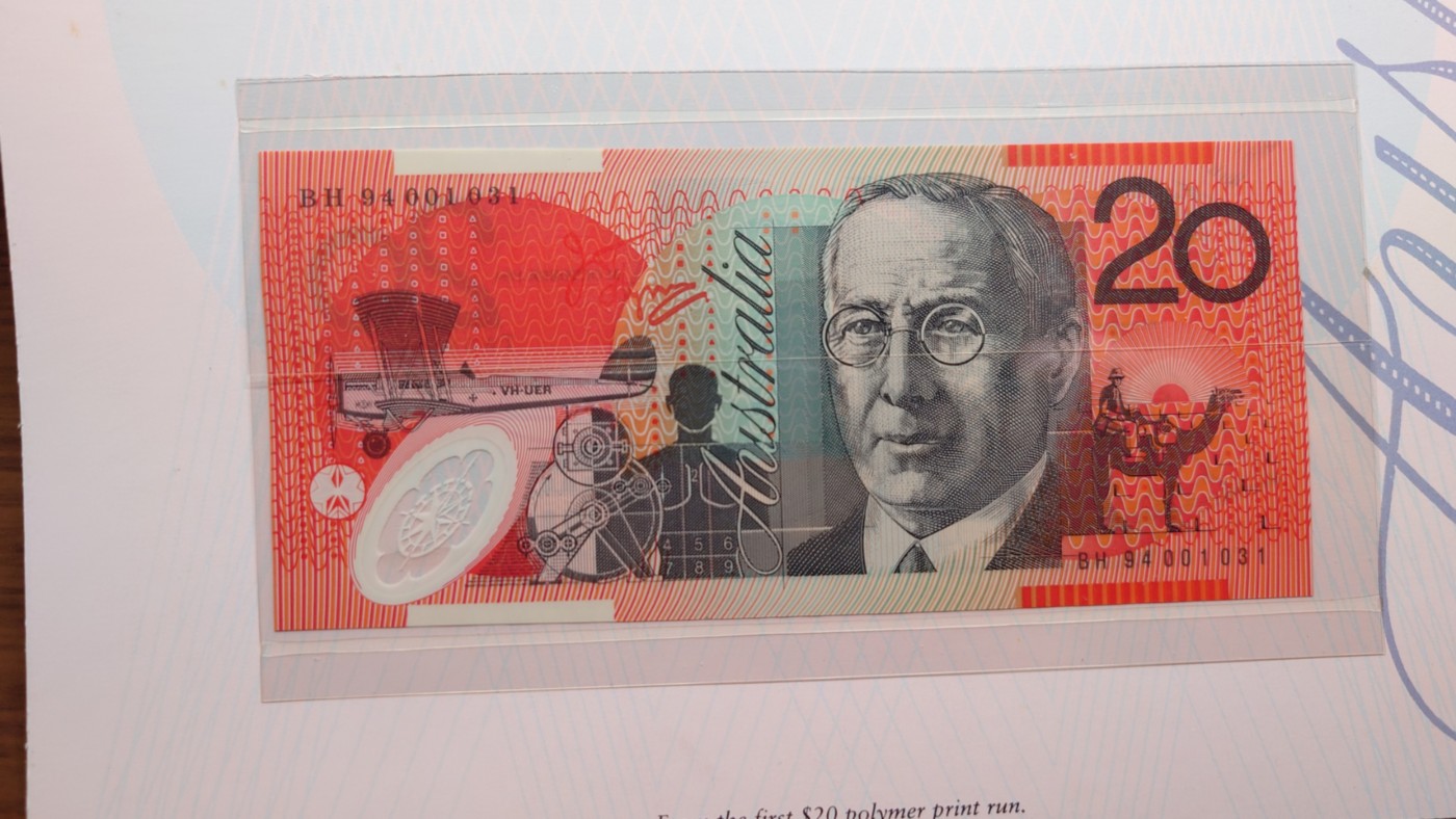 【世界钱币】精选微拍第70期暨2023年第十七期 多款塑料钞裸币超低价起拍 1994年澳大利亚20元塑料钞 原装册特别版 全新UNC号码001031(册子外壳有黄斑）【别的拍卖五六百成交】