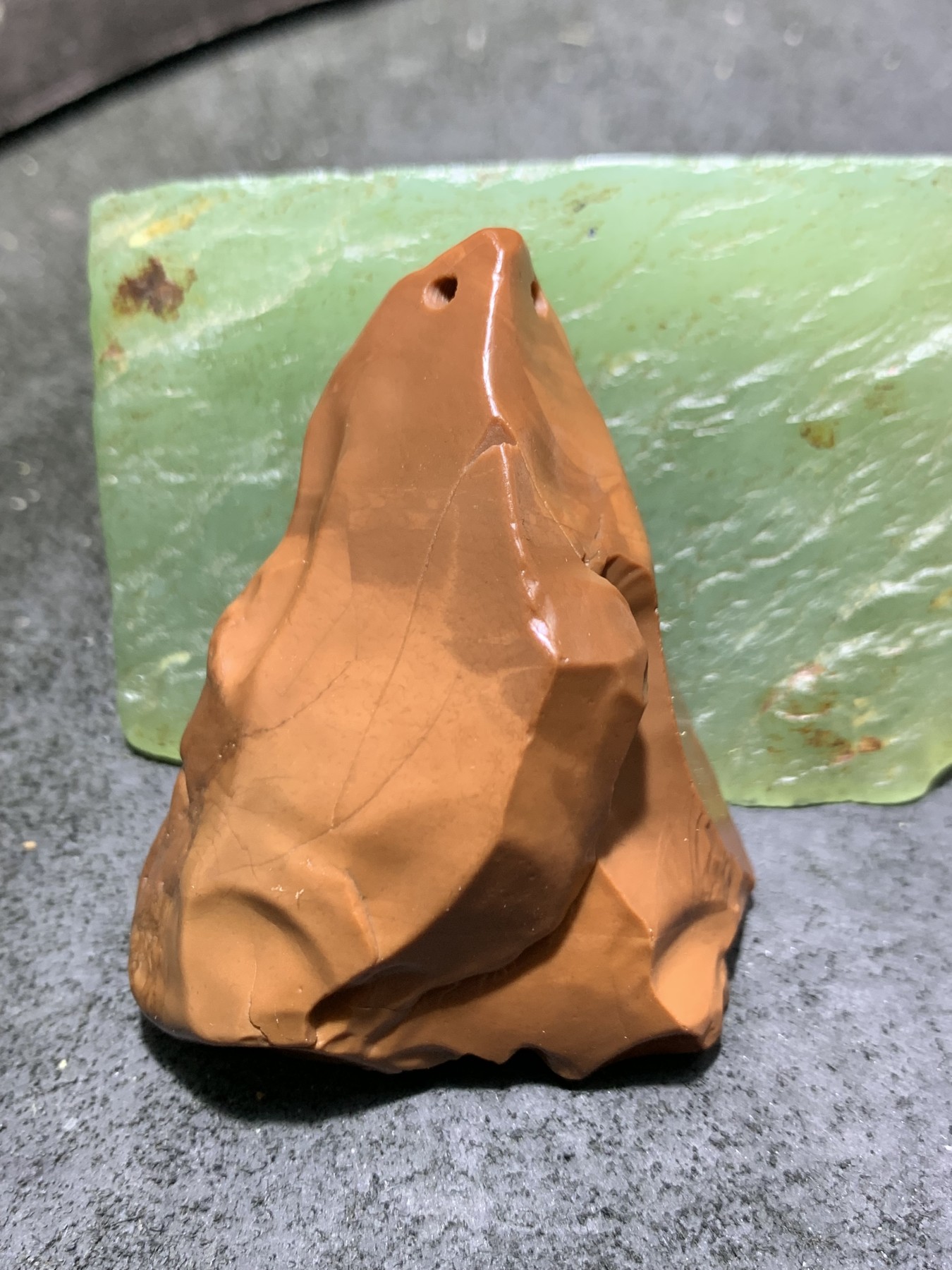 精美戈壁红碧玉手工雕刻悟字把件（吊坠)一个！