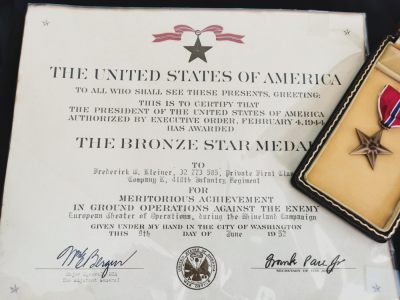盛世勋华——号角文化勋章邮票专场拍卖第137期 - 二战美国铜星勋章  实发带证书，授予103步兵师（仙人掌师）410步兵团K连一等兵克莱纳，表彰其在莱茵兰战役中的英勇表现