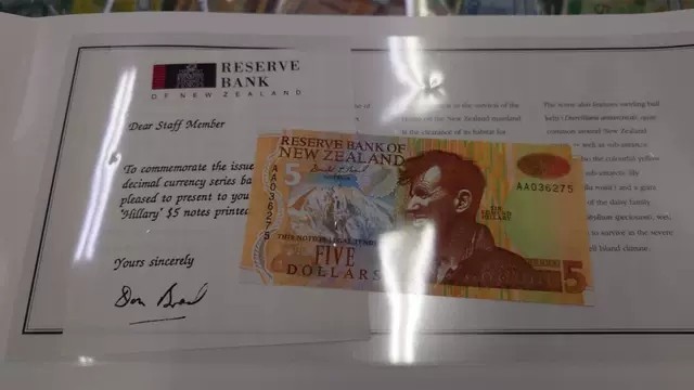 【世界钱币】精选微拍第69期暨2023年第十六期 多款纸币裸钞超低价起拍(第一场) 1992年新西兰5元AA冠 原票原装册全新绝品