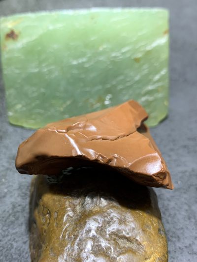 精美戈壁红碧玉手工雕刻悟字把件（吊坠)一个！ 精美戈壁红碧玉手工雕刻悟字把件（吊坠)一个！