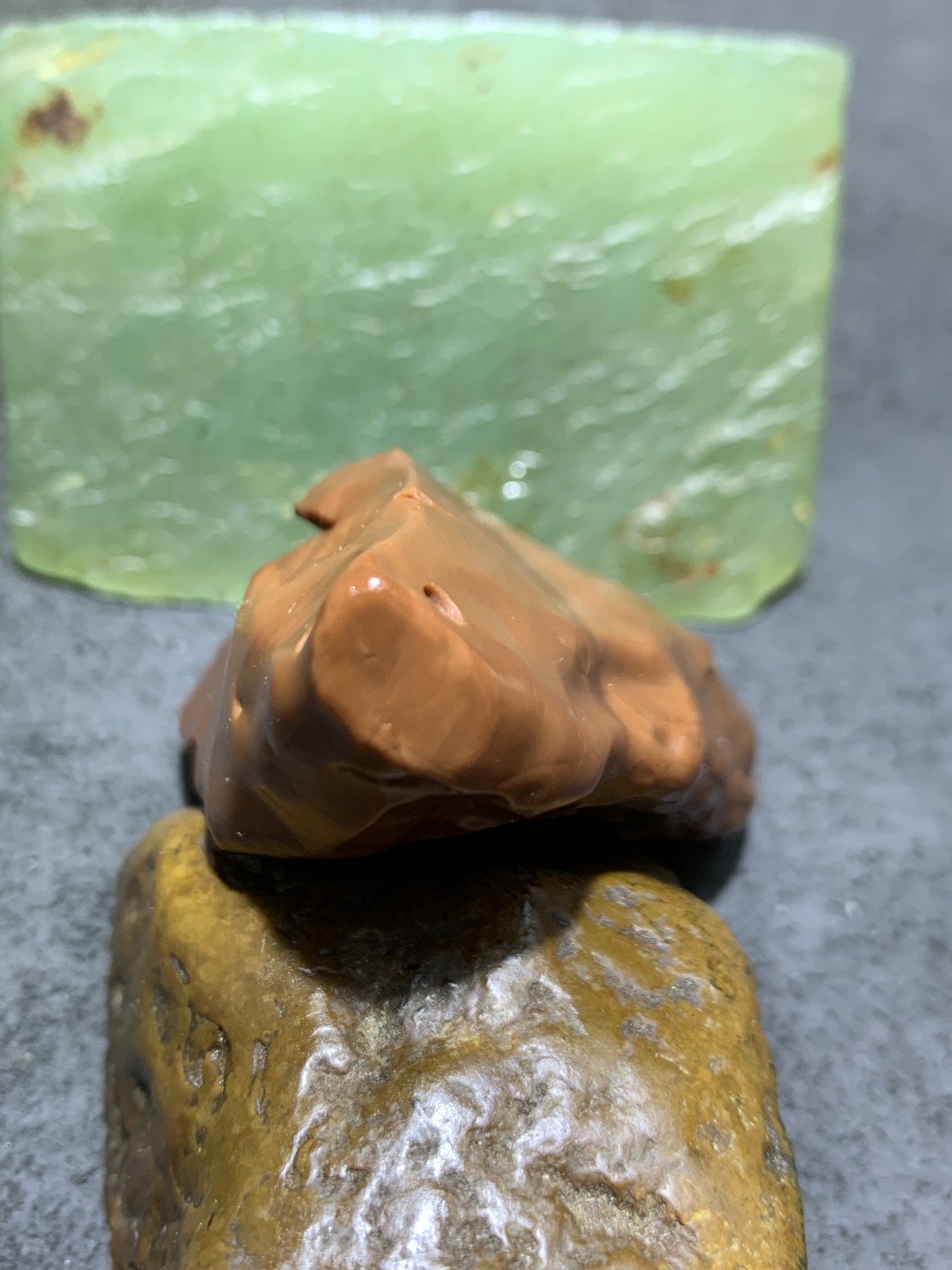 精美戈壁红碧玉手工雕刻悟字把件（吊坠)一个！