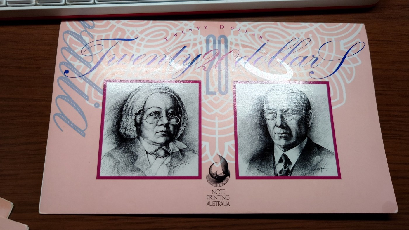 【世界钱币】精选微拍第70期暨2023年第十七期 多款塑料钞裸币超低价起拍 1994年澳大利亚20元塑料钞 原装册特别版 全新UNC号码000870【别的拍卖五六百成交】