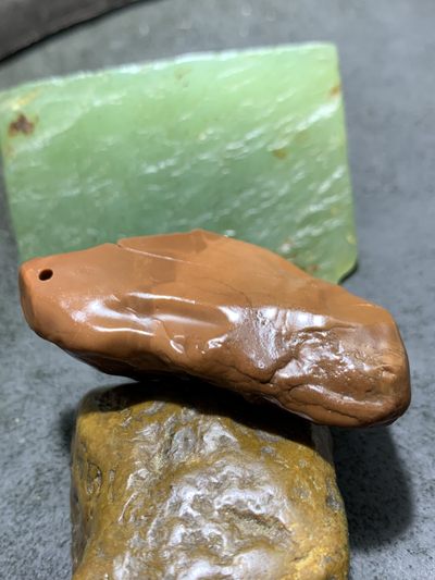 精美戈壁红碧玉手工雕刻悟字把件（吊坠)一个！ 精美戈壁红碧玉手工雕刻悟字把件（吊坠)一个！