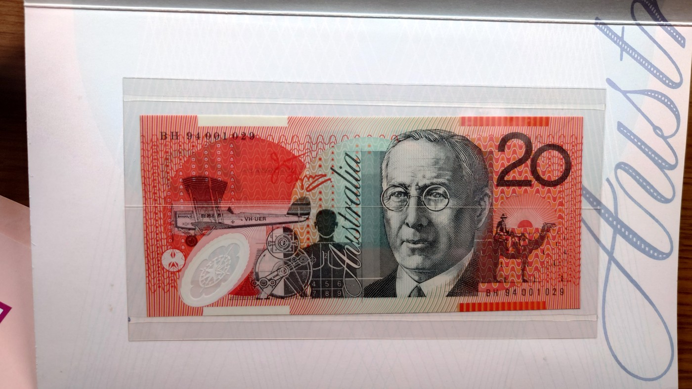 【世界钱币】精选微拍第70期暨2023年第十七期 多款塑料钞裸币超低价起拍 1994年澳大利亚20元塑料钞 原装册特别版 全新UNC号码001029【别的拍卖五六百成交】
