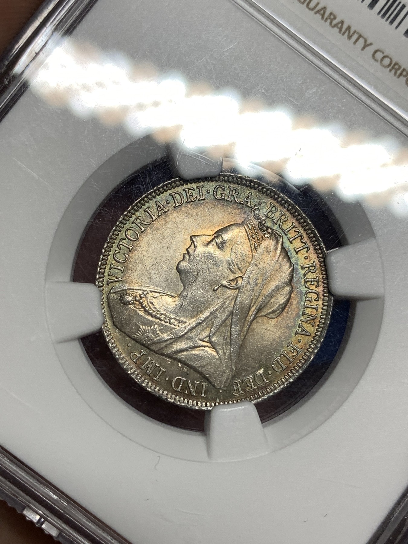 《竞宝斋》第198场-周日，周一 2场 (全场包邮) NGC-MS63 英国1900老维1先令银币 漂亮彩虹包浆