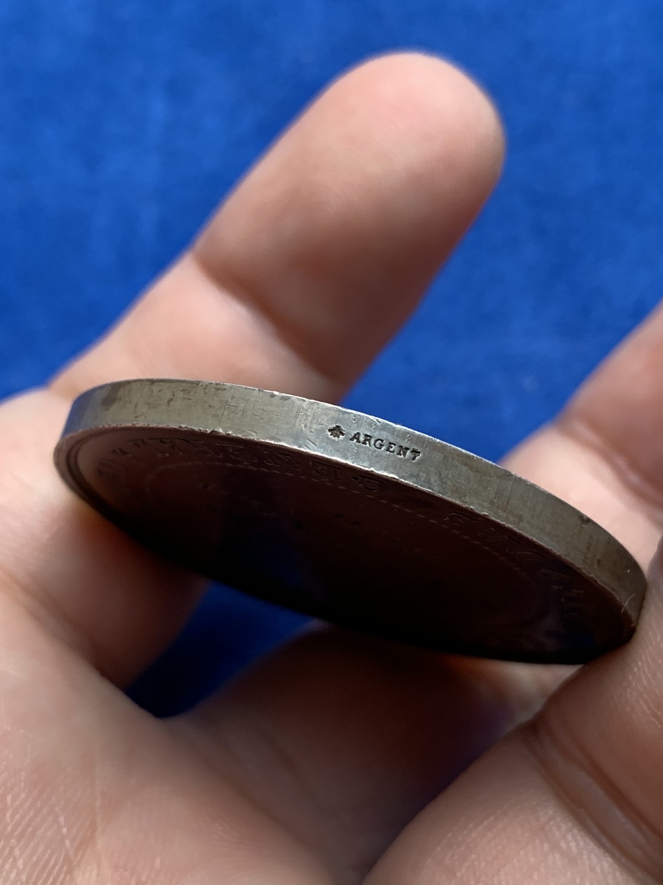 《竞宝斋》第198场-周日，周一 2场 (全场包邮) 法国 1860-1879 玛丽安娜银章 路易大帝高中大会紫彩包浆漂亮  41.1ⅹ3.5mm 38g 蜜蜂边铭银标