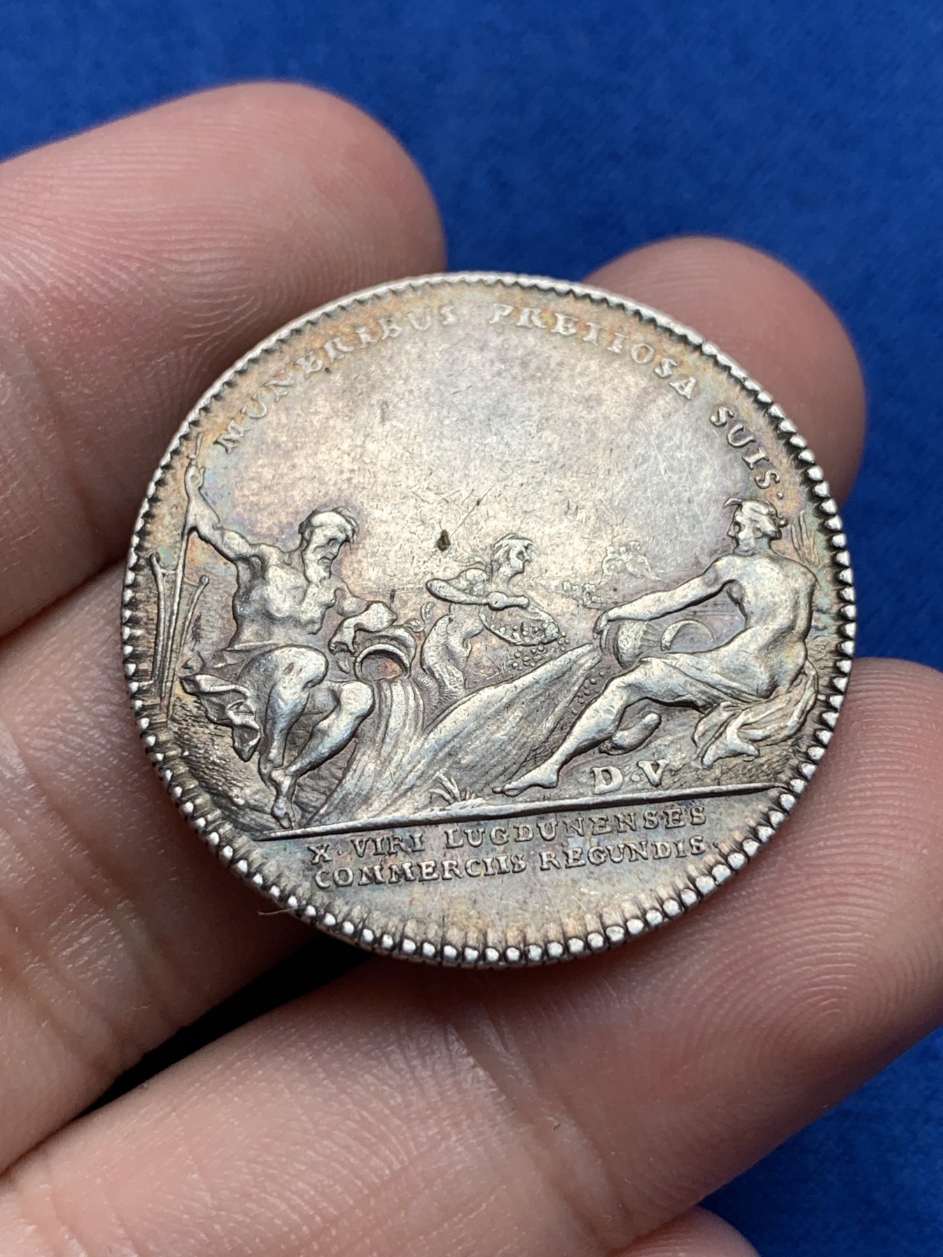 《竞宝斋》第198场-周日，周一 2场 (全场包邮) 法国 18世纪 里昂商会 圆形 银质 代币 双面金色包浆 磨损小 细节清晰 难得品种 10克 30.6mm直径