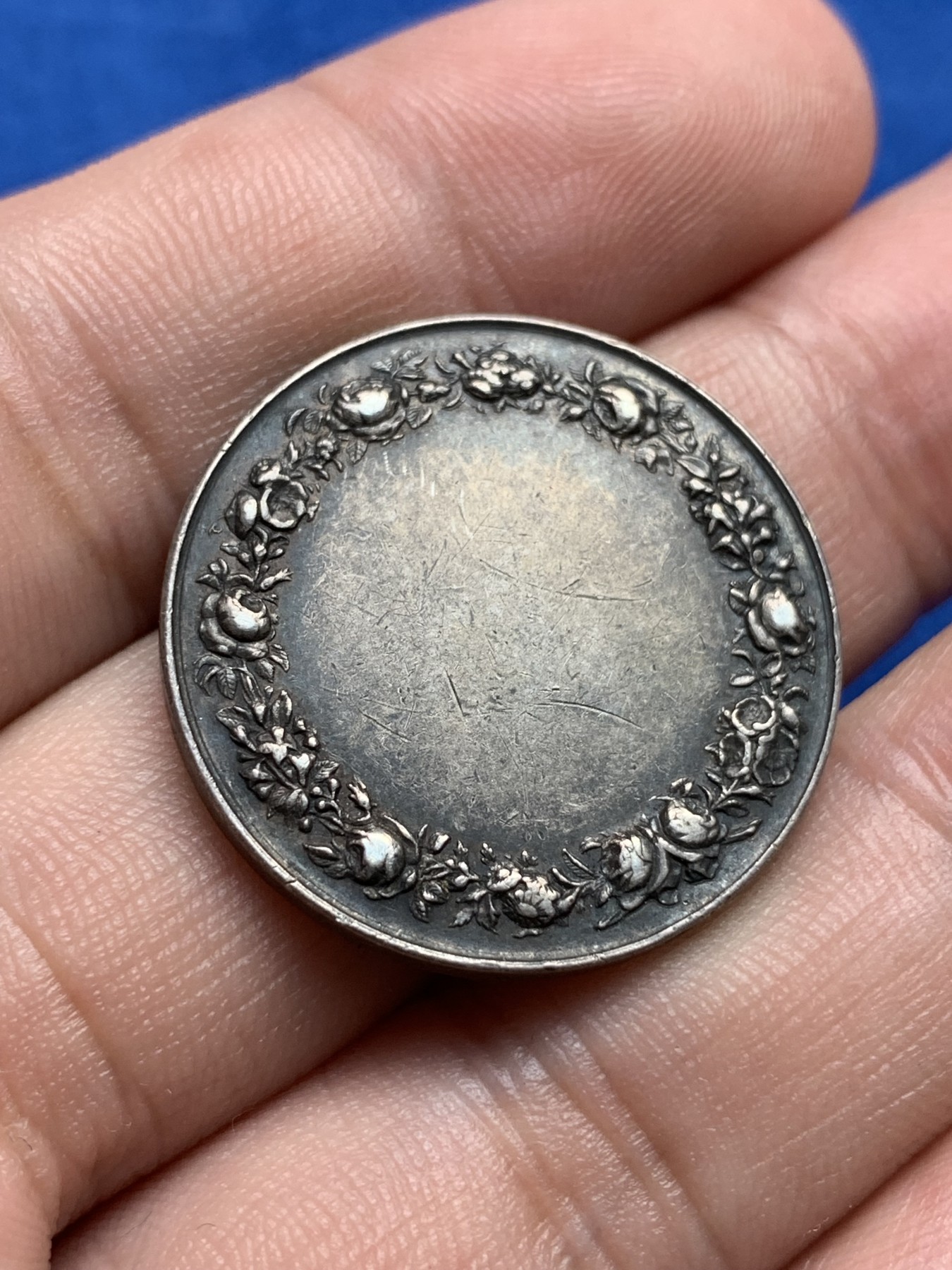 《竞宝斋》第198场-周日，周一 2场 (全场包邮) 法国 1880-1898年 银质 婚章 深彩包浆 神父细节都非常好  10.2克  27.3mm直径 丰饶角边铭 带银标