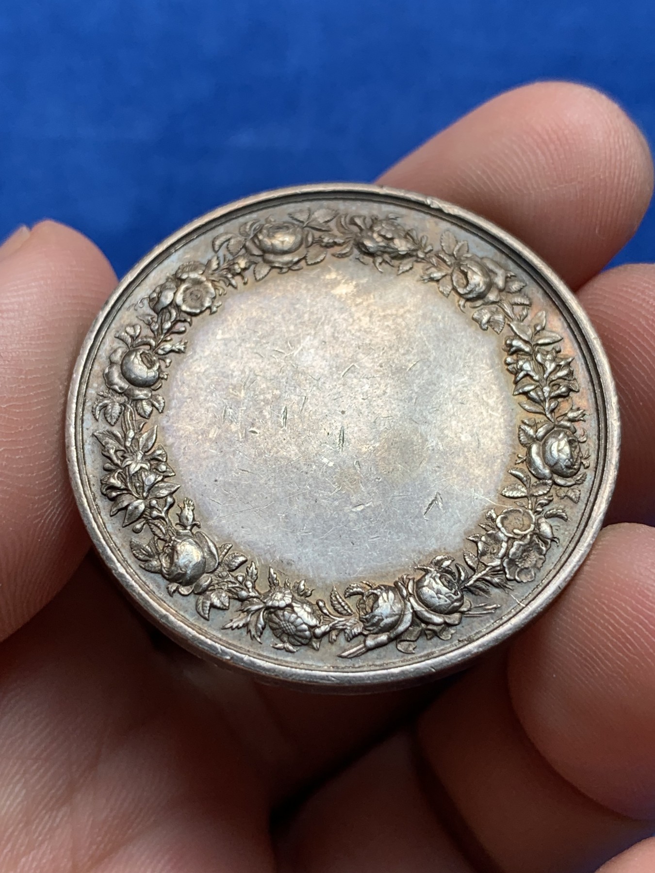 《竞宝斋》第198场-周日，周一 2场 (全场包邮) 法国 1860-1879年 银质 婚章 原始褒奖 磨损极小  大尺寸 22.62克  36.9mm直径 蜜蜂边铭 带银标 大规格