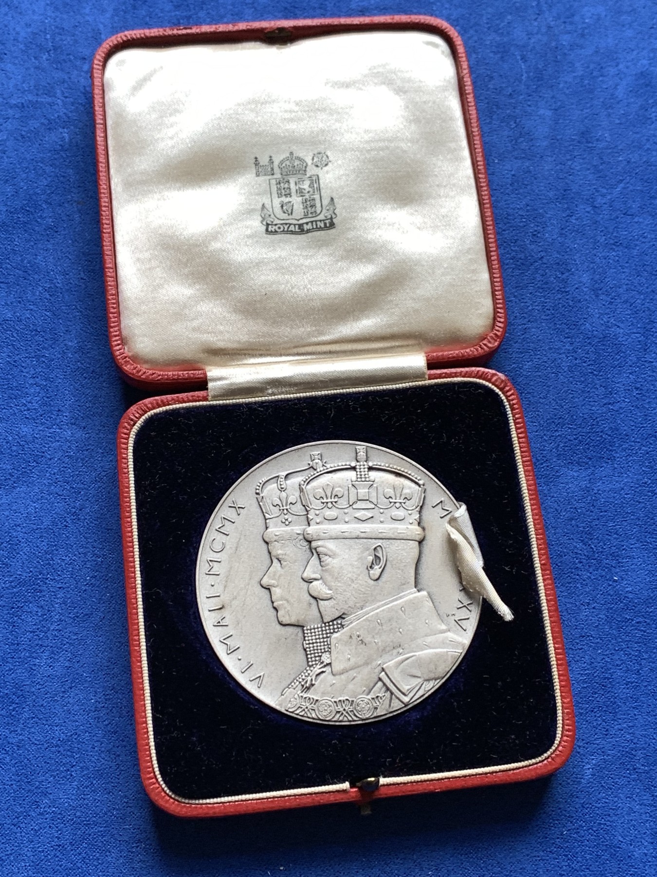 《竞宝斋》第198场-周日，周一 2场 (全场包邮) 1935年乔治五世加冕纪念大银章，MATEE工艺，好品相带原盒，57mm，86.4g