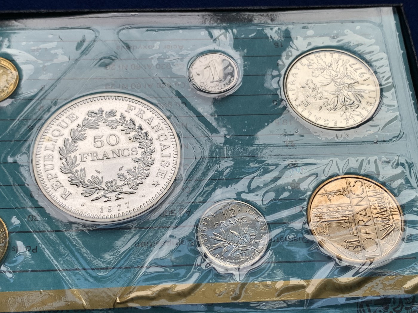 《竞宝斋》第198场-周日，周一 2场 (全场包邮) 1977年法国套币，原盒原封共9枚，市场上少见，品相如图。其中包括大力神大银币