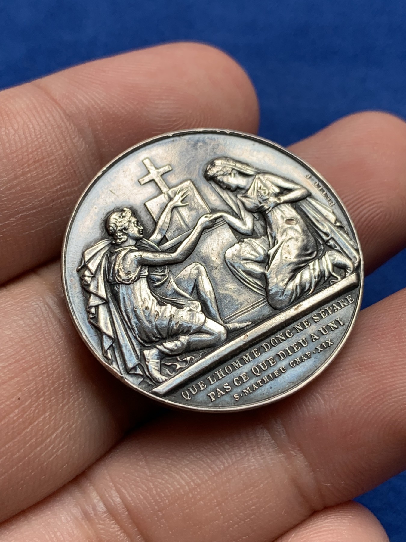 《竞宝斋》第198场-周日，周一 2场 (全场包邮) 法国 1880-1898年 银质 婚章 整体温润 背面带花体字母雕刻 比较少见  14.2克  30.2mm直径 丰饶角边铭 带银标