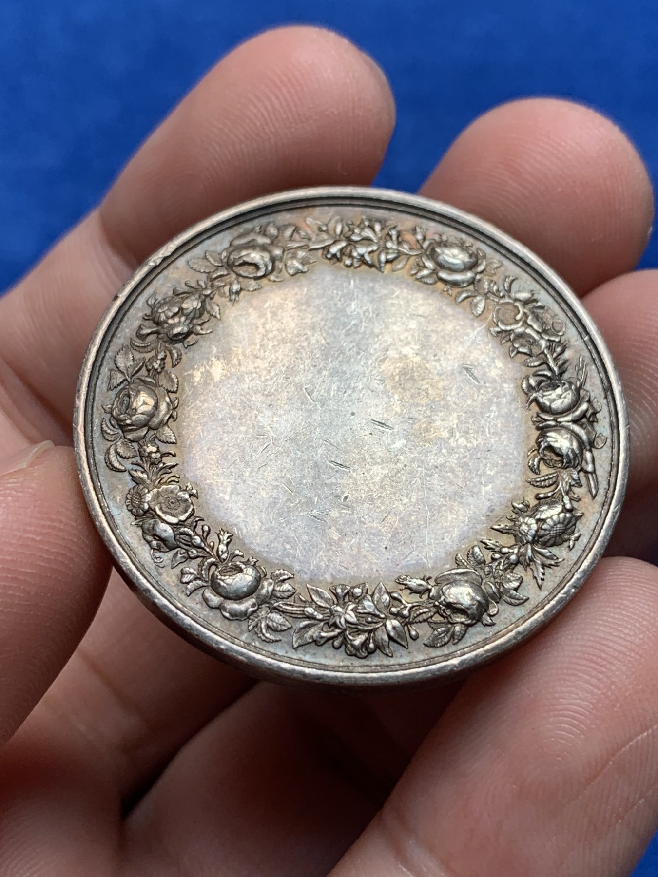 《竞宝斋》第198场-周日，周一 2场 (全场包邮) 法国 1860-1879年 银质 婚章 原始褒奖 磨损极小  大尺寸 22.62克  36.9mm直径 蜜蜂边铭 带银标 大规格