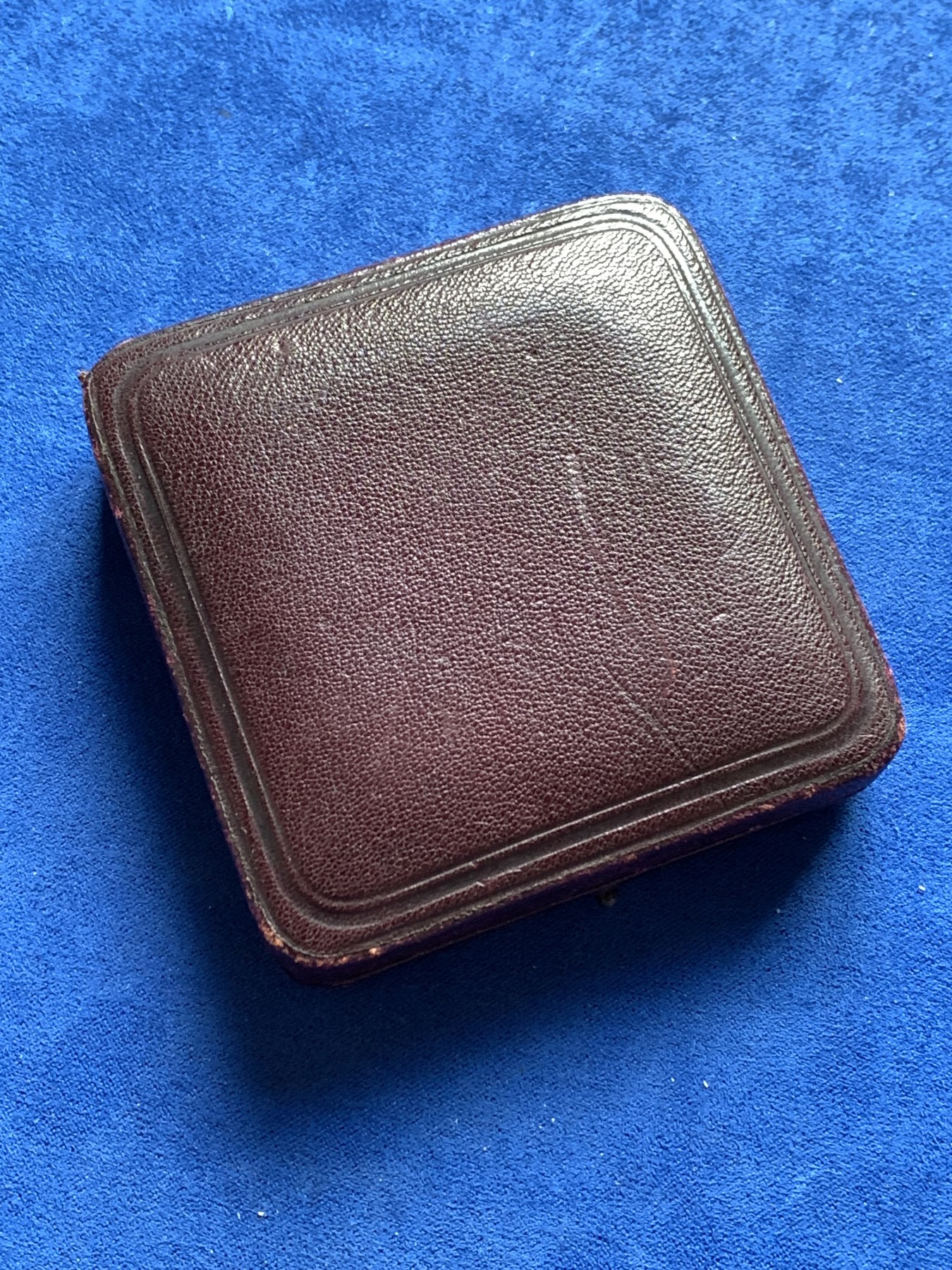 《竞宝斋》第198场-周日，周一 2场 (全场包邮) 1915年乔治五世纪念大银章，J.P London发行，章与盒子保存状态均很棒，51mm，62.8g