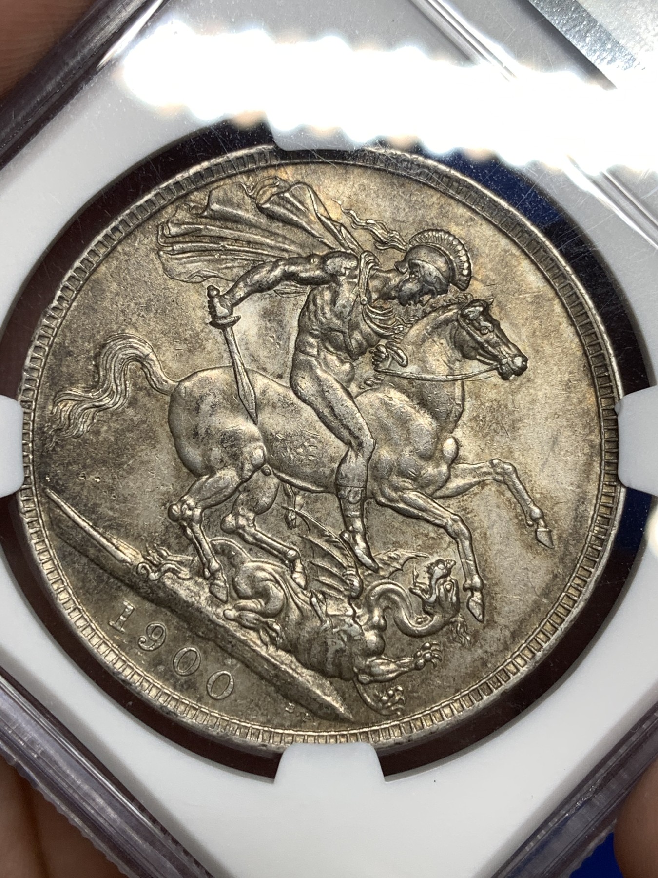 《竞宝斋》第198场-周日，周一 2场 (全场包邮) NGC-AU58 英国1900年维多利亚披纱⻢剑1克朗大银币 原味十足 收藏佳品