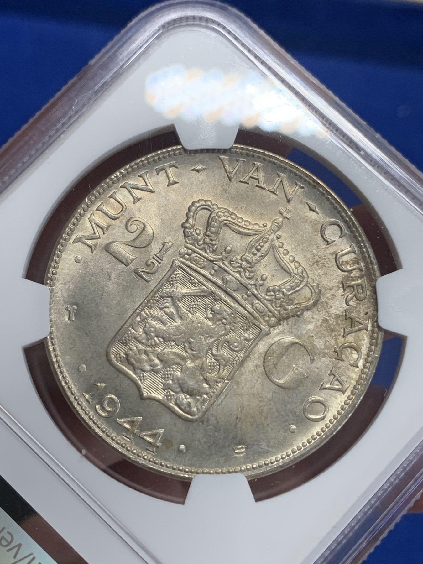 《竞宝斋》第198场-周日，周一 2场 (全场包邮) NGC MS62 荷属库拉索1944年威廉明娜2.5G大银币