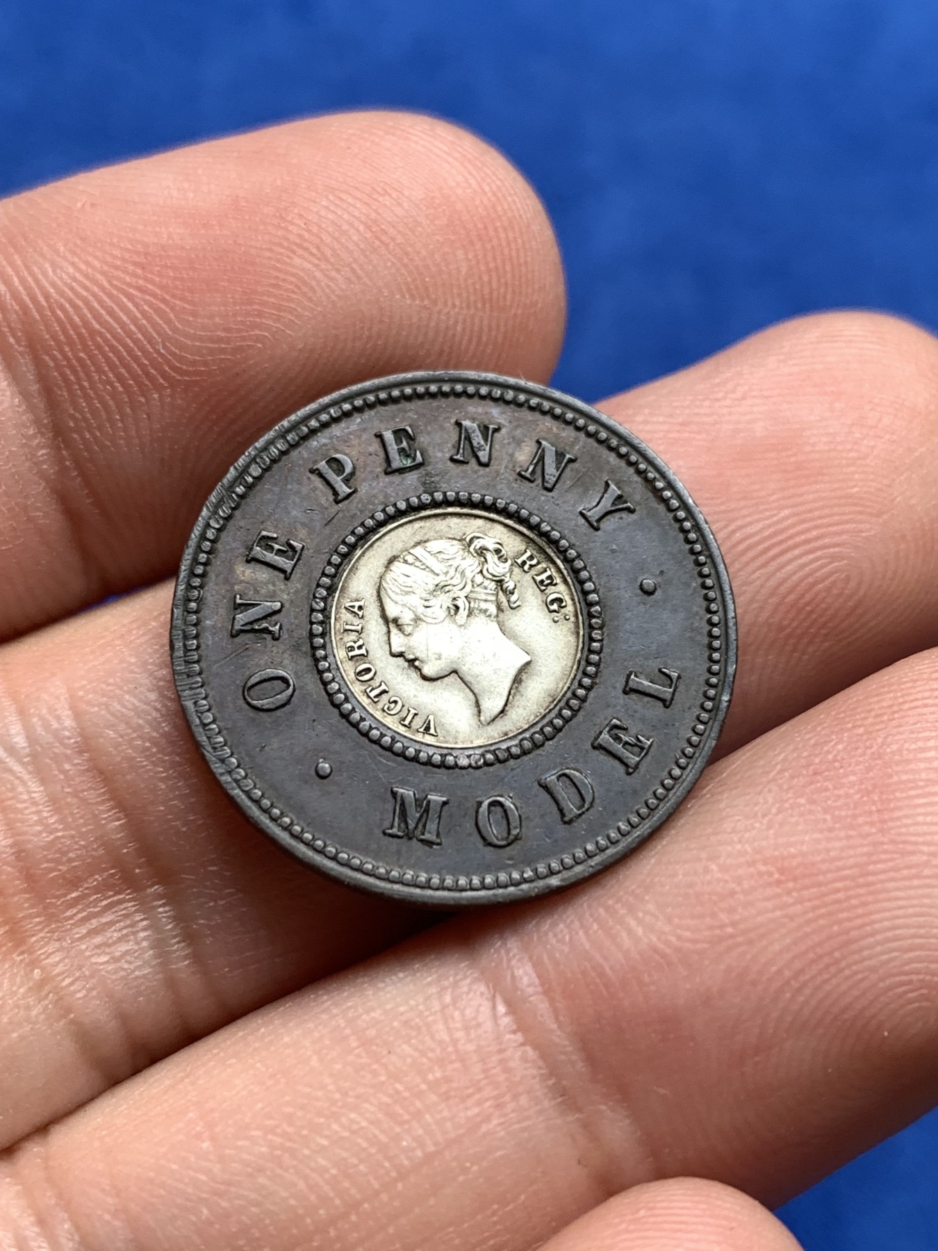 《竞宝斋》第198场-周日，周一 2场 (全场包邮) 英国维多利亚铜镶嵌银1便士2枚