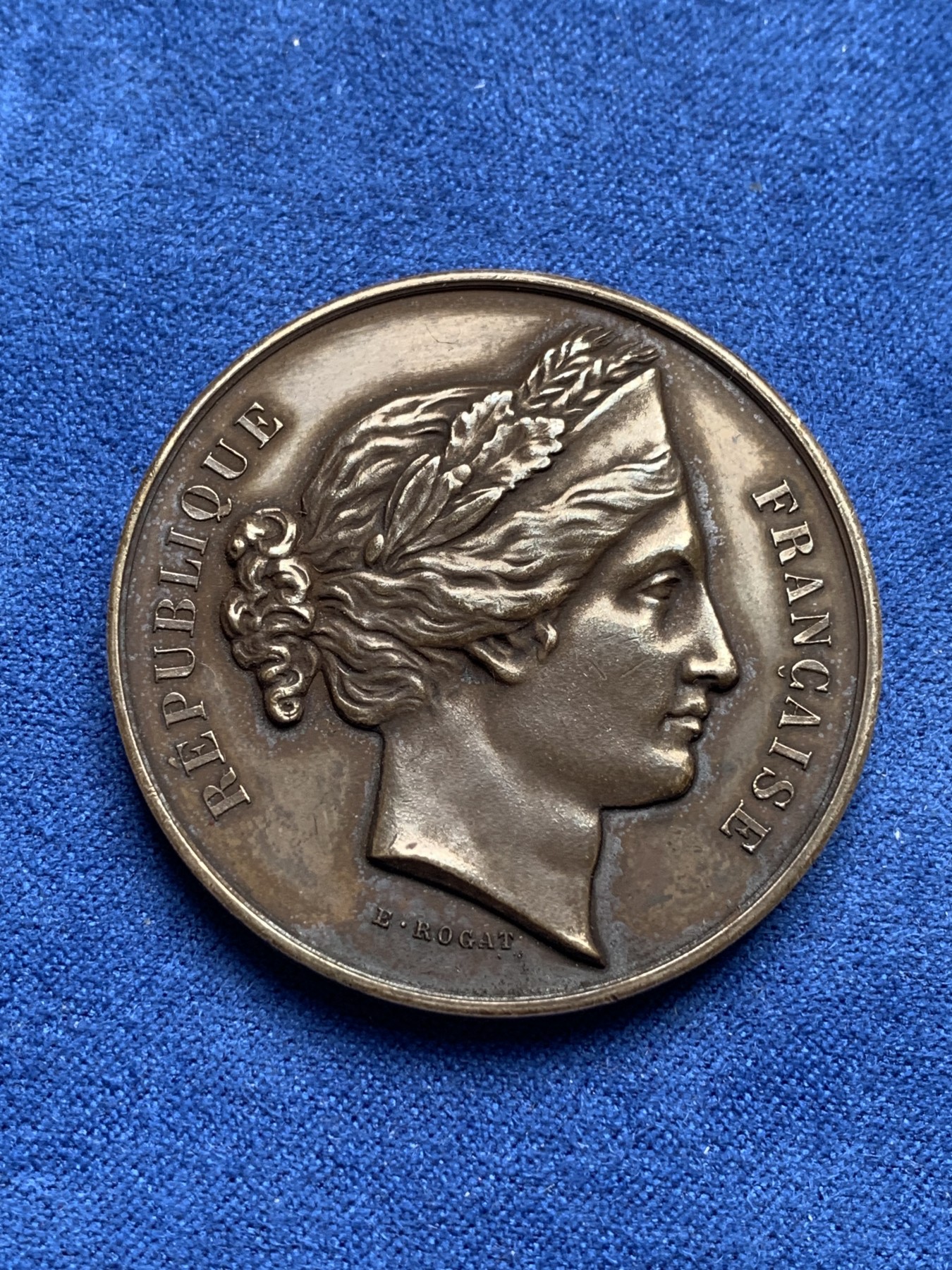 《竞宝斋》第198场-周日，周一 2场 (全场包邮) 法国 1860-1879 玛丽安娜银章 路易大帝高中大会紫彩包浆漂亮  41.1ⅹ3.5mm 38g 蜜蜂边铭银标