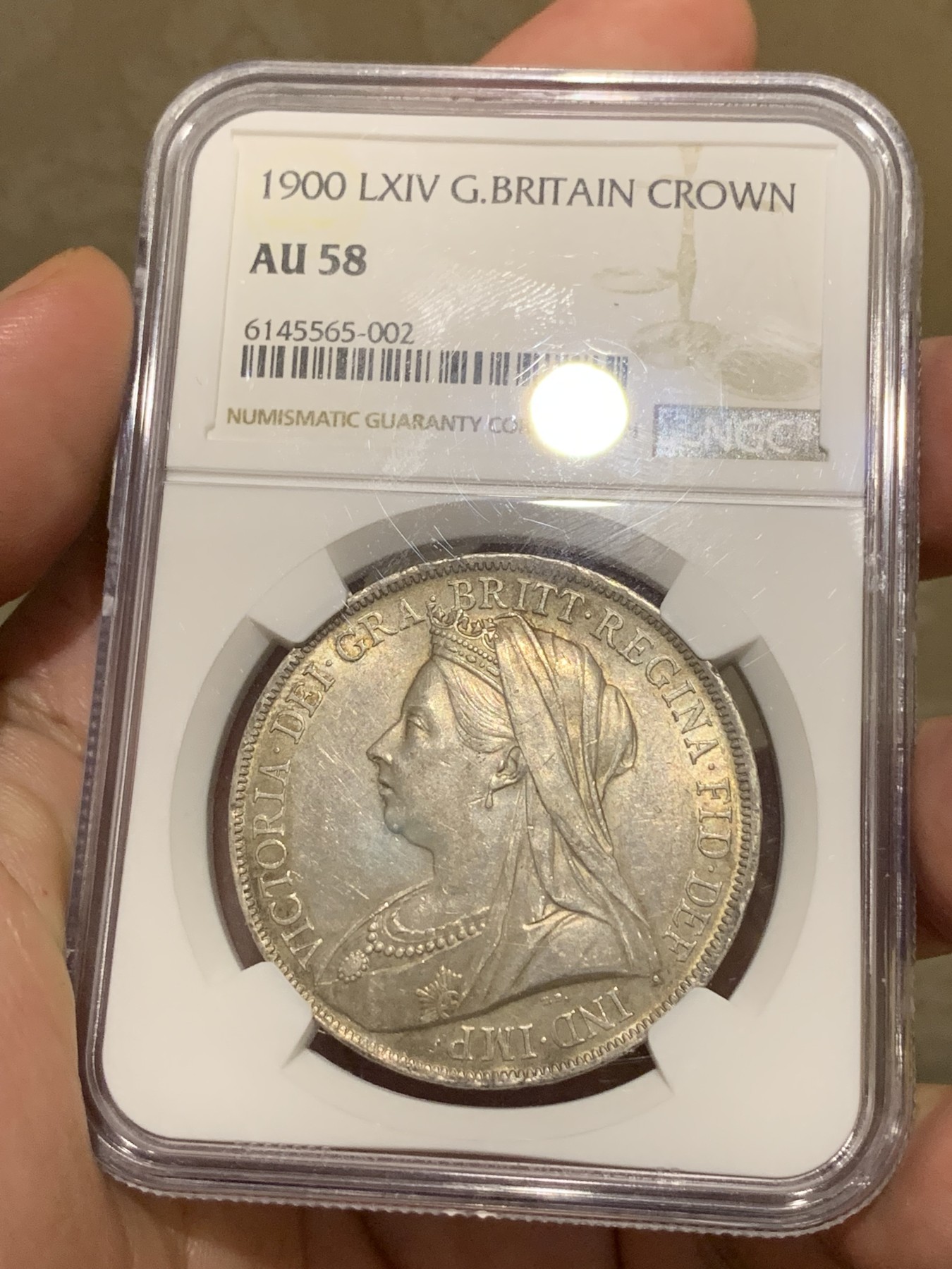 《竞宝斋》第198场-周日，周一 2场 (全场包邮) NGC-AU58 英国1900年维多利亚披纱⻢剑1克朗大银币 原味十足 收藏佳品