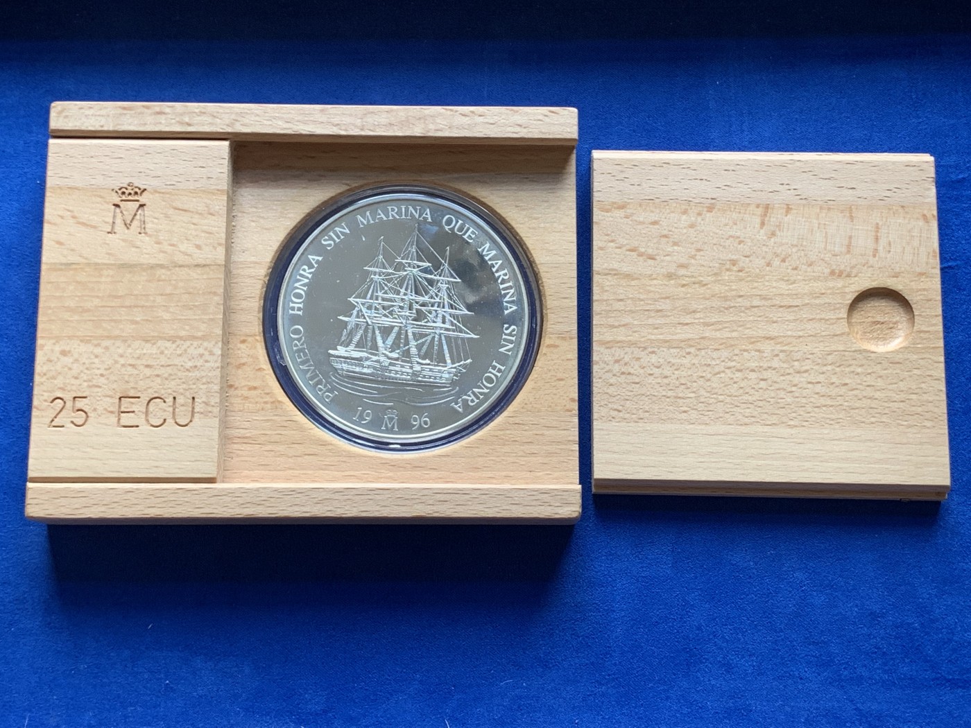 《竞宝斋》第198场-周日，周一 2场 (全场包邮) 西班牙1996年25ECU银币 直径73.2mm,168.7克，925银，原木盒