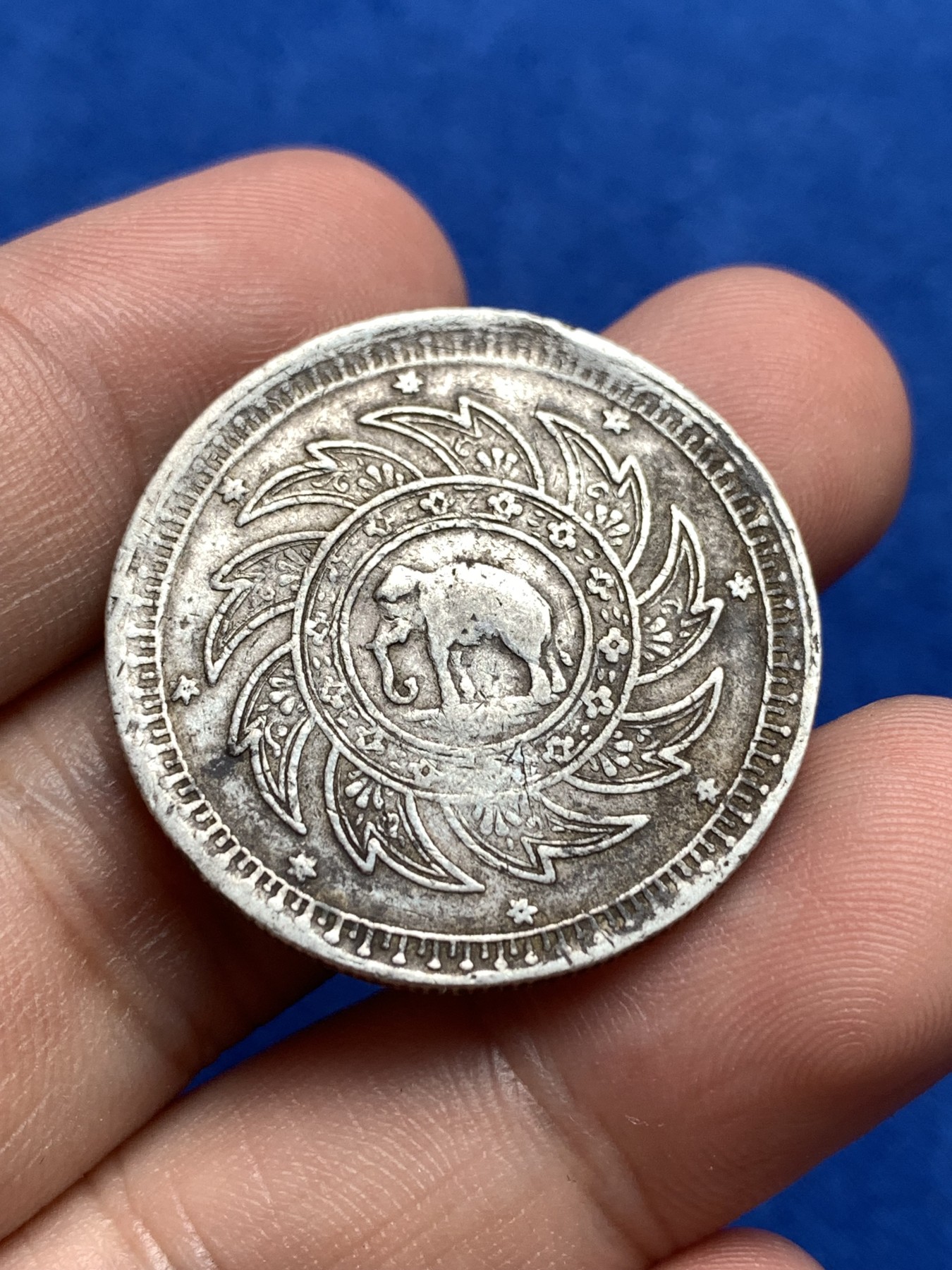 《竞宝斋》第198场-周日，周一 2场 (全场包邮) 泰国1869拉玛五世1铢银币 细节好 整体粗犷