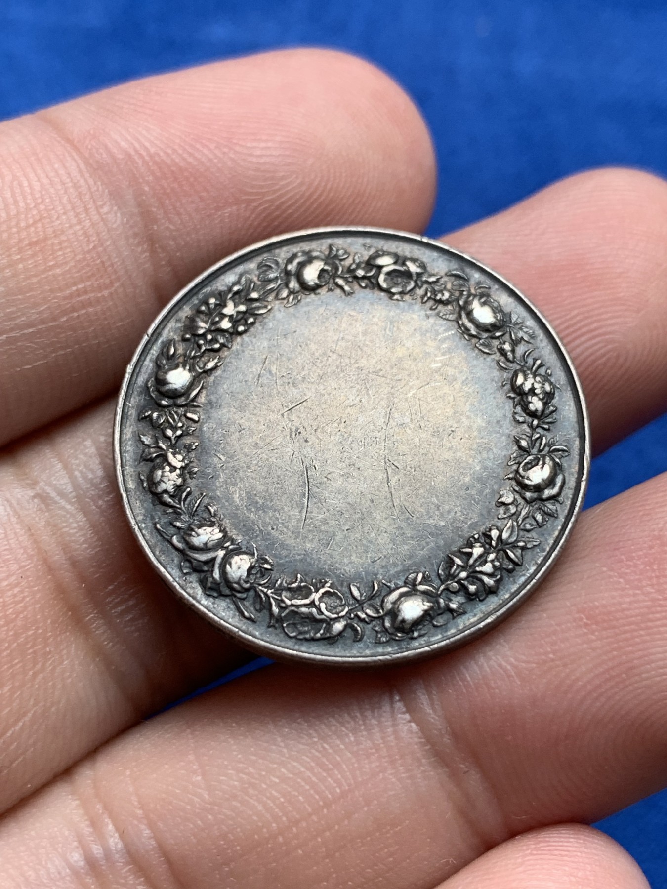 《竞宝斋》第198场-周日，周一 2场 (全场包邮) 法国 1880-1898年 银质 婚章 深彩包浆 神父细节都非常好  10.2克  27.3mm直径 丰饶角边铭 带银标