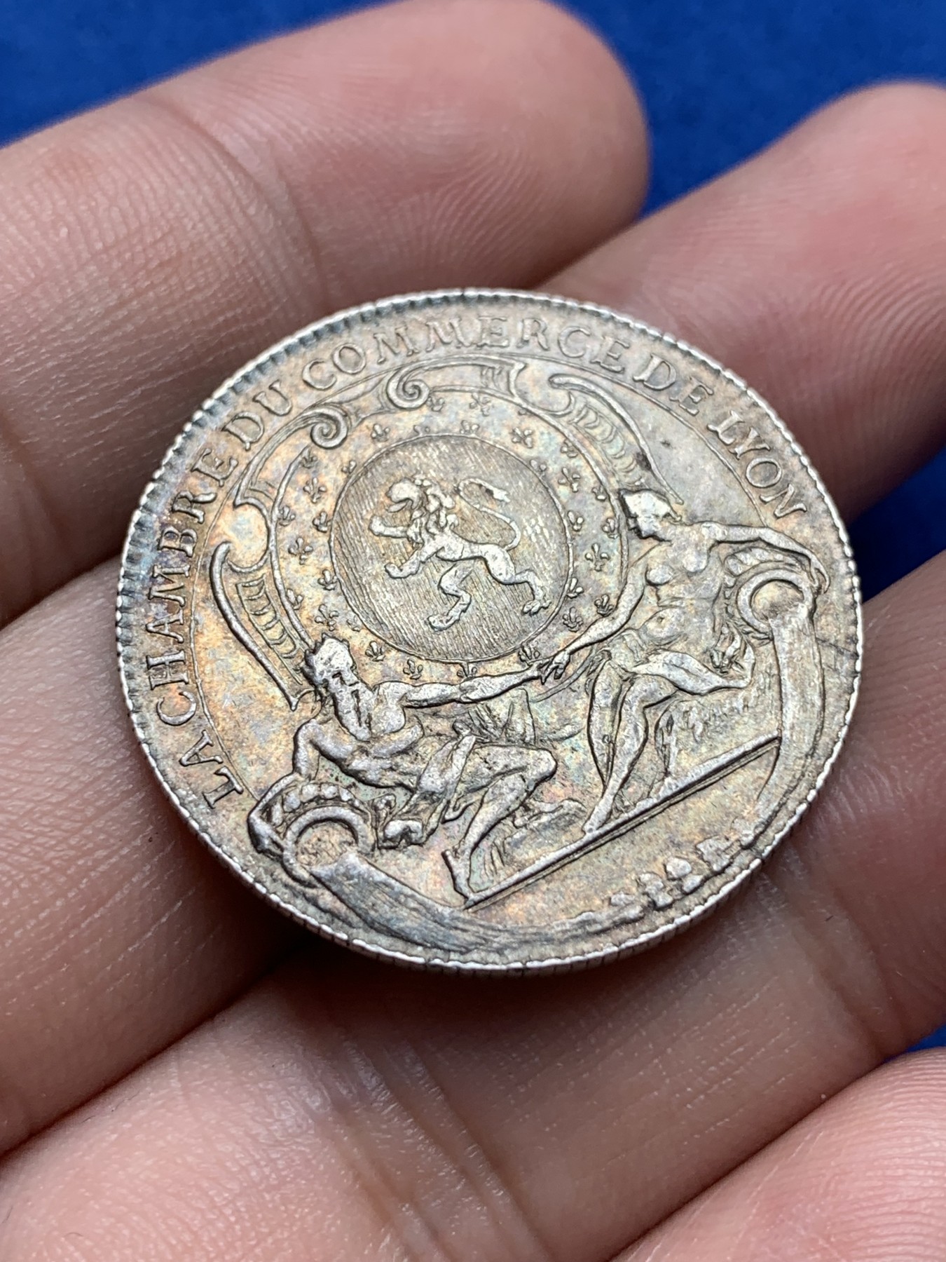 《竞宝斋》第198场-周日，周一 2场 (全场包邮) 法国 18世纪 里昂商会 圆形 银质 代币 双面金色包浆 磨损小 细节清晰 难得品种 10克 30.6mm直径