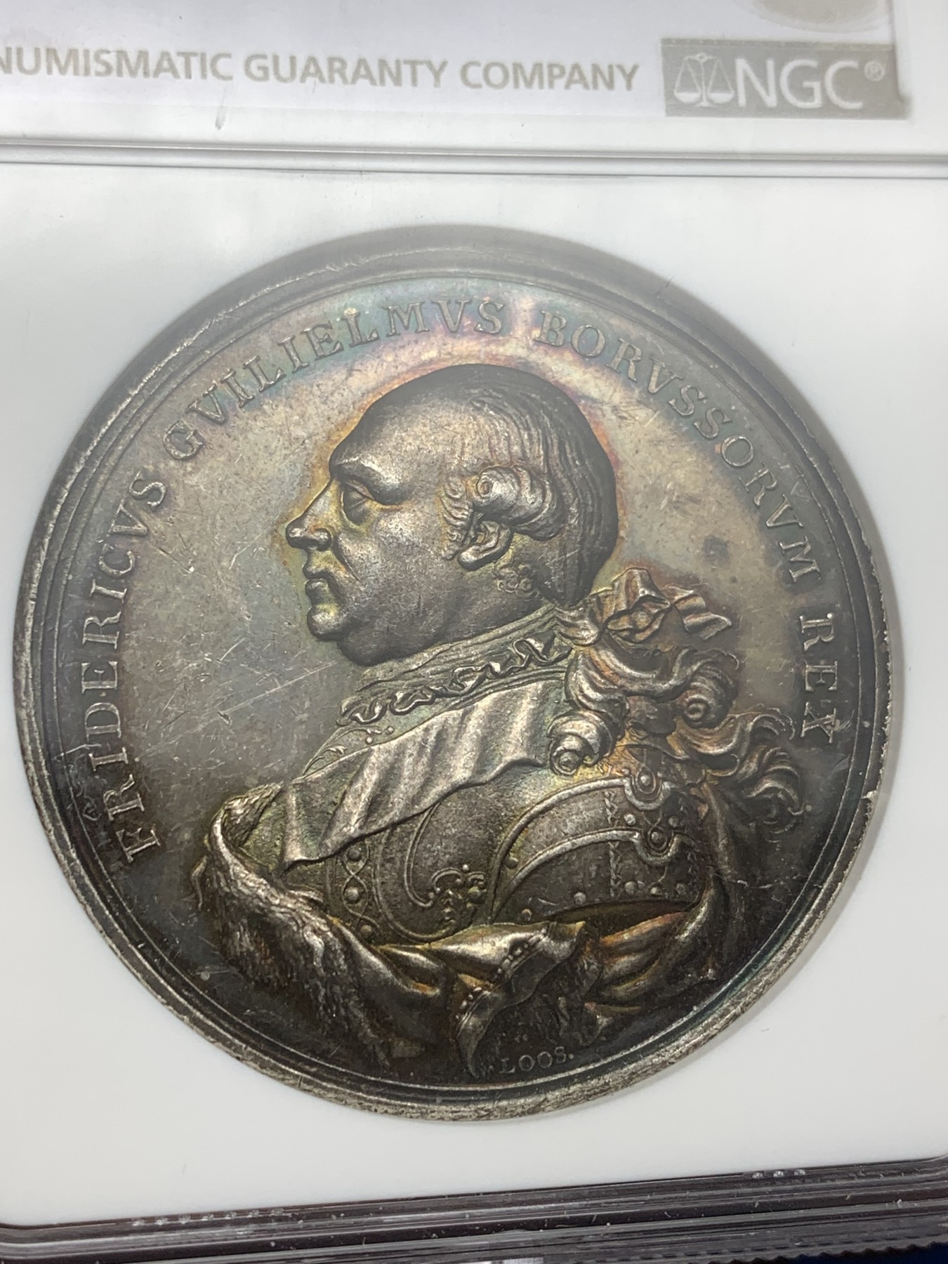 《竞宝斋》第198场-周日，周一 2场 (全场包邮) NGC MS60 德国 普鲁士1786 威廉二世  大银章，登基年份  铭文:向柏林的库尔马克-勃兰登堡致敬 深彩金包浆 状态品种都非常难得 外拍裸章将近7000成交