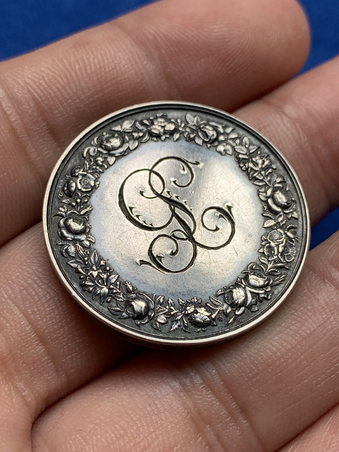 《竞宝斋》第198场-周日，周一 2场 (全场包邮) 法国 1880-1898年 银质 婚章 整体温润 背面带花体字母雕刻 比较少见  14.2克  30.2mm直径 丰饶角边铭 带银标