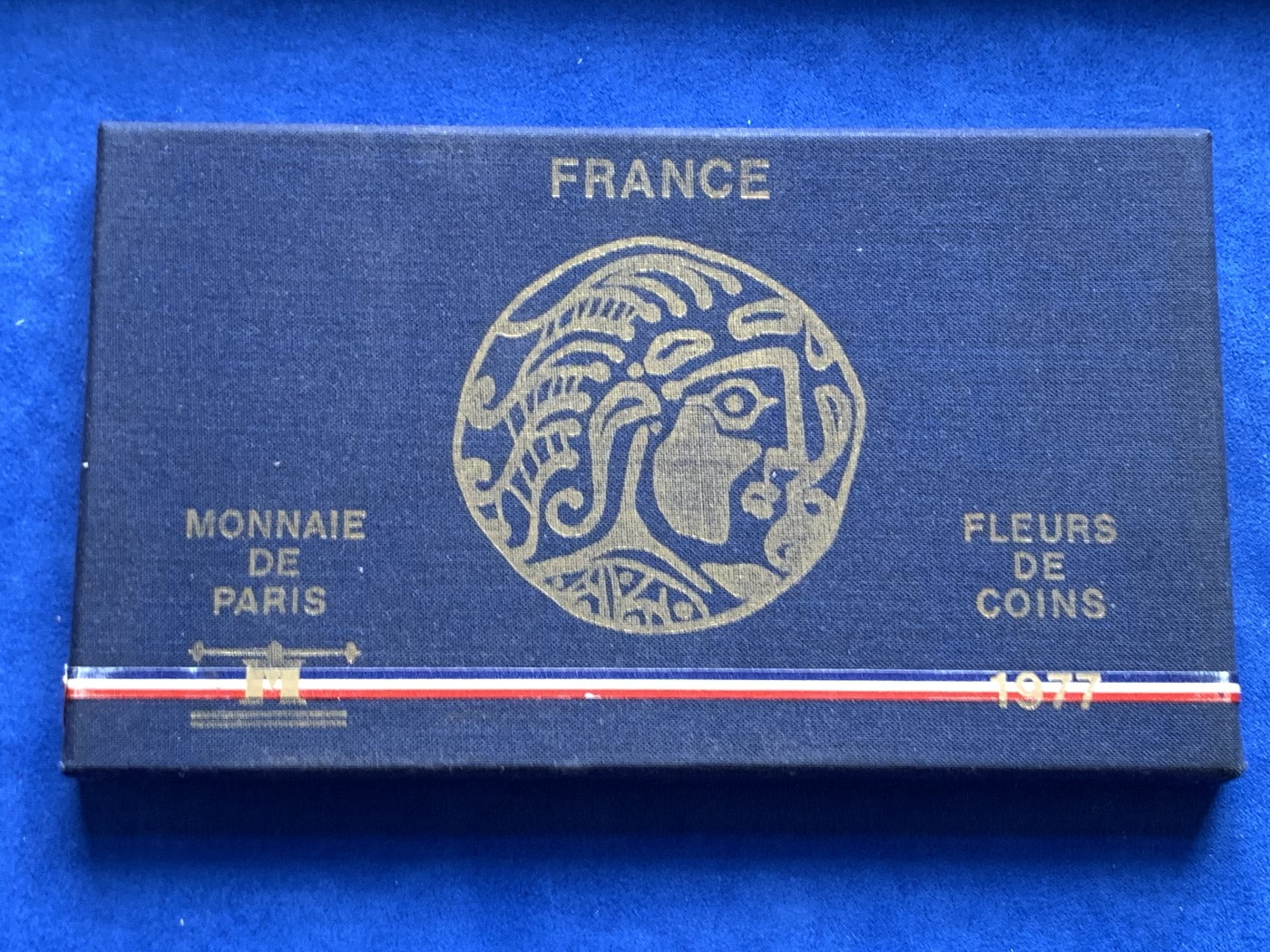 《竞宝斋》第198场-周日，周一 2场 (全场包邮) 1977年法国套币，原盒原封共9枚，市场上少见，品相如图。其中包括大力神大银币