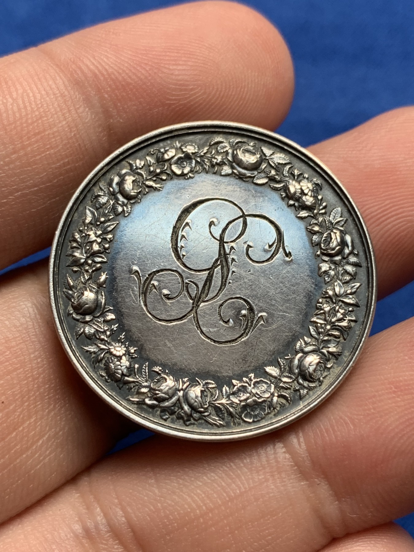 《竞宝斋》第198场-周日，周一 2场 (全场包邮) 法国 1880-1898年 银质 婚章 整体温润 背面带花体字母雕刻 比较少见  14.2克  30.2mm直径 丰饶角边铭 带银标