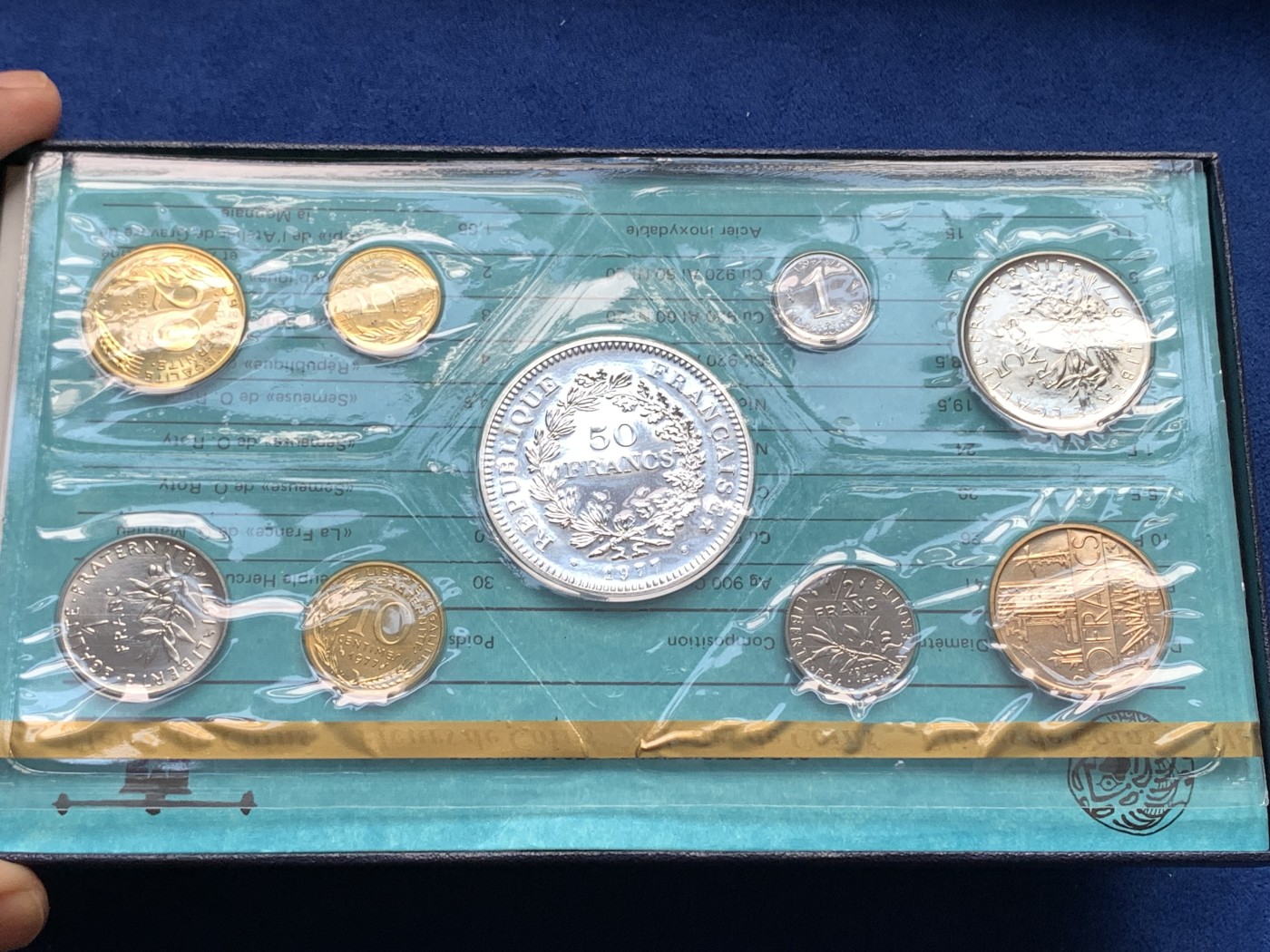 《竞宝斋》第198场-周日，周一 2场 (全场包邮) 1977年法国套币，原盒原封共9枚，市场上少见，品相如图。其中包括大力神大银币