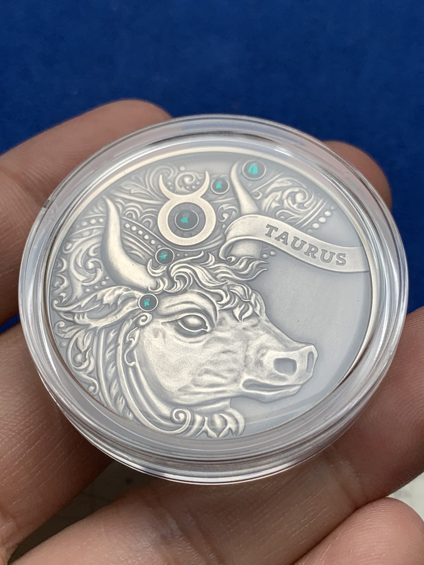 《竞宝斋》第198场-周日，周一 2场 (全场包邮) 白俄罗斯2014年十二星座系列-金牛座镶嵌水晶20卢布仿古纪念大银币，925银 卡册装