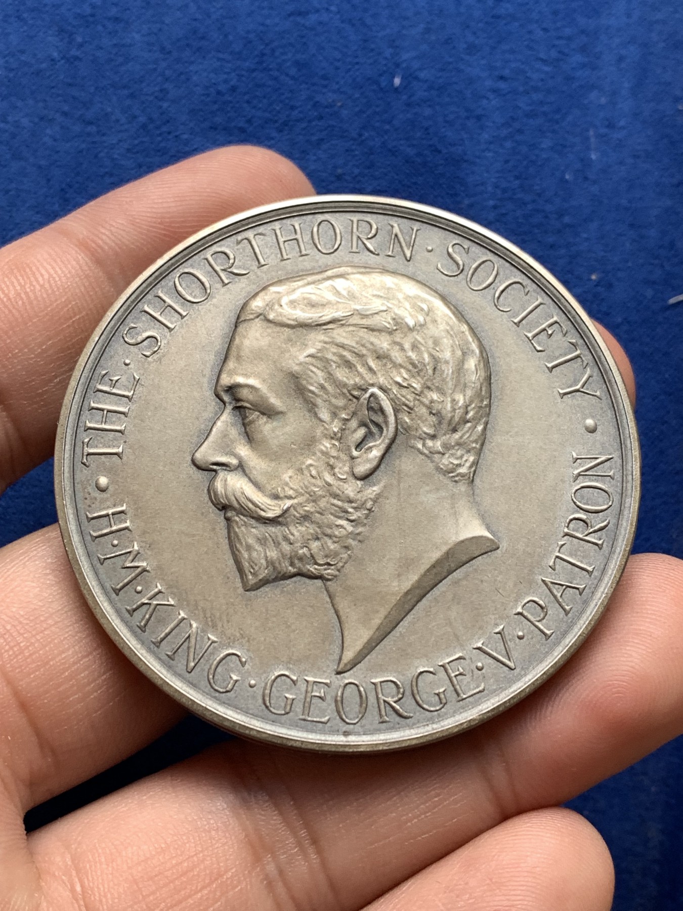 《竞宝斋》第198场-周日，周一 2场 (全场包邮) 1915年乔治五世纪念大银章，J.P London发行，章与盒子保存状态均很棒，51mm，62.8g