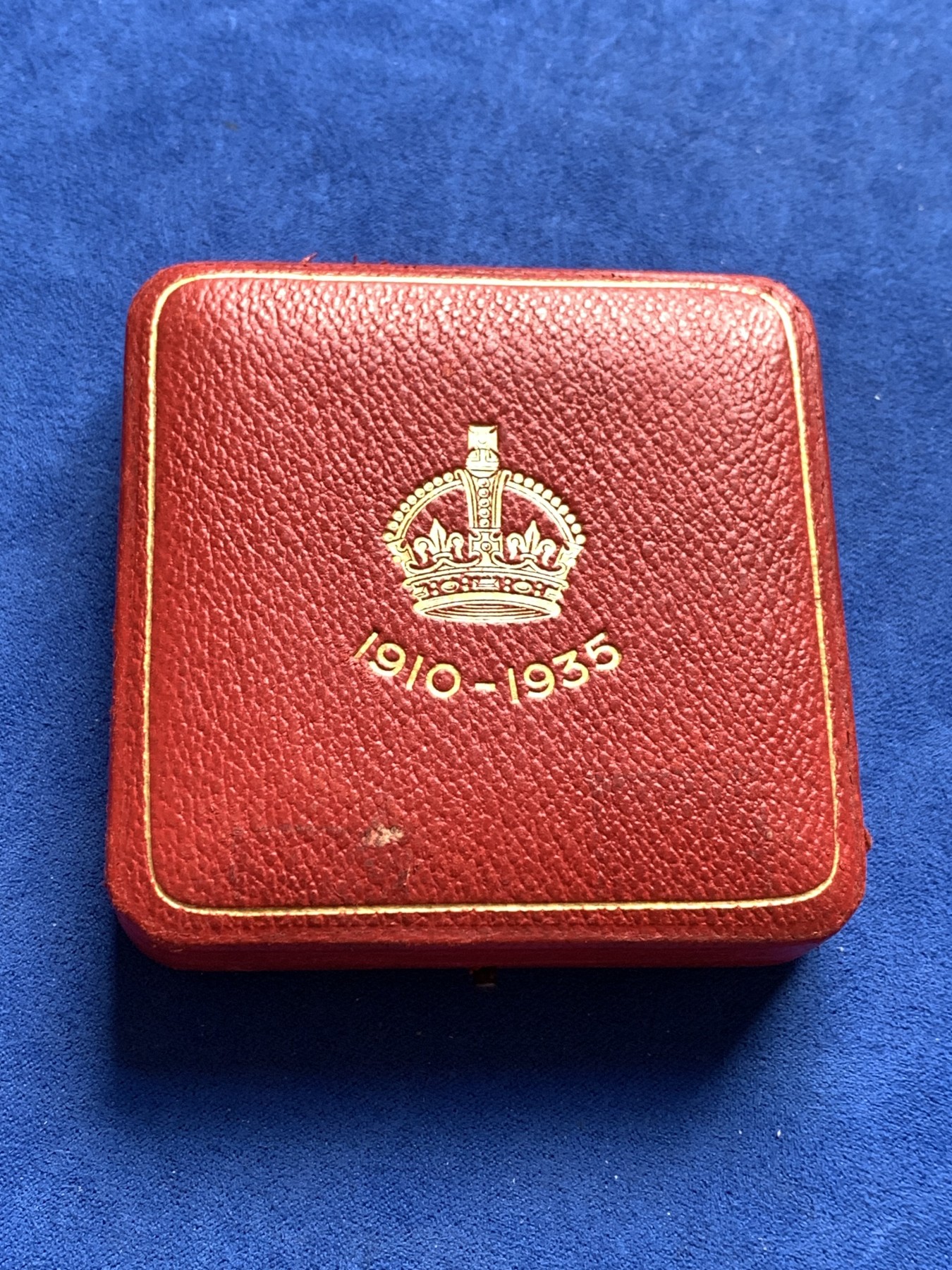 《竞宝斋》第198场-周日，周一 2场 (全场包邮) 1935年乔治五世加冕纪念大银章，MATEE工艺，好品相带原盒，57mm，86.4g