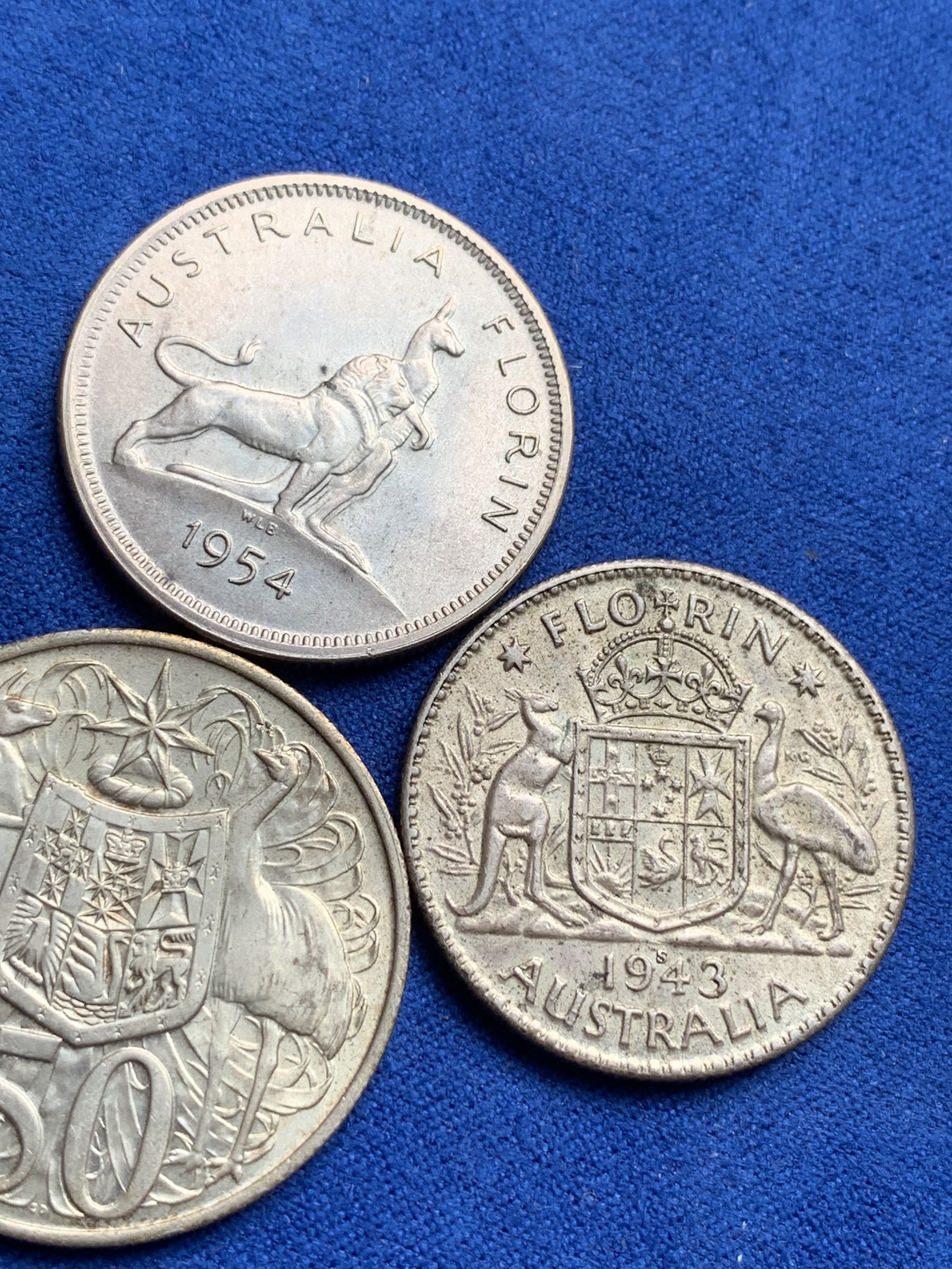 《竞宝斋》第198场-周日，周一 2场 (全场包邮) 3枚一组 澳大利亚 1943、1954、1966年乔六、伊二访澳弗洛林银币；伊二50分银币 unc品质