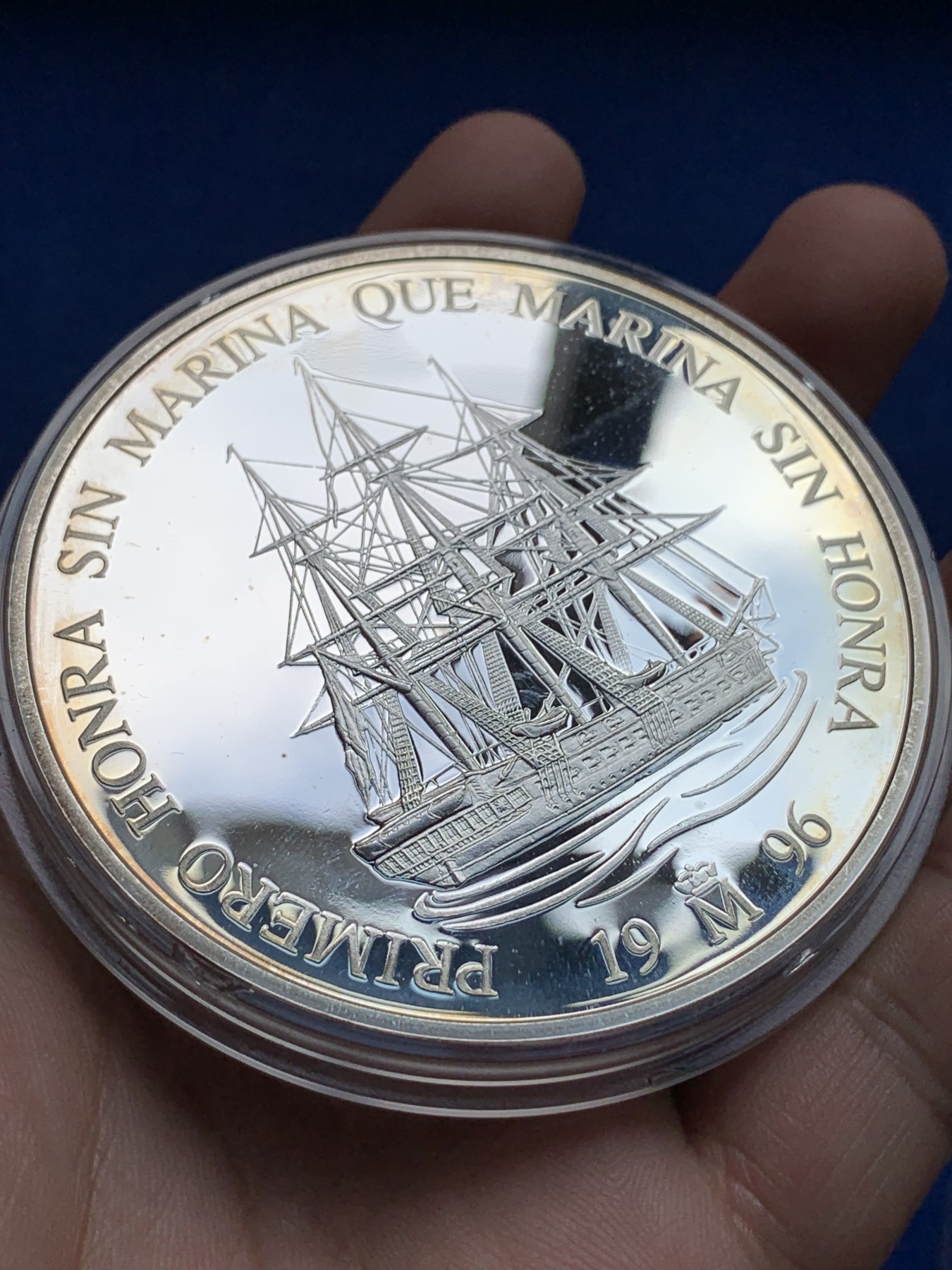 《竞宝斋》第198场-周日，周一 2场 (全场包邮) 西班牙1996年25ECU银币 直径73.2mm,168.7克，925银，原木盒