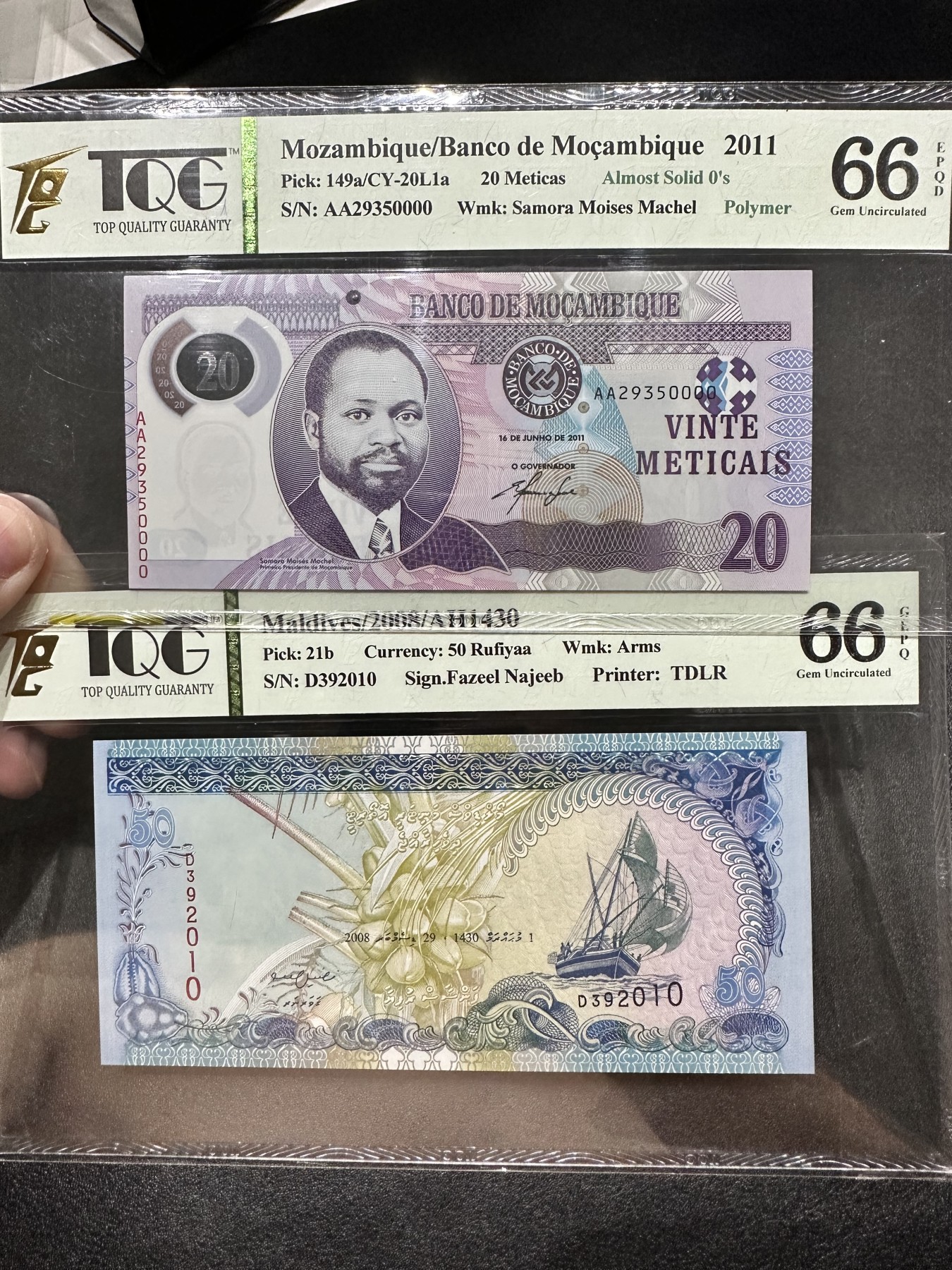 《外钞收藏家》第二百九十九期 莫桑比克+马尔代夫两张一起 TQG评级  号码都是无47靓号